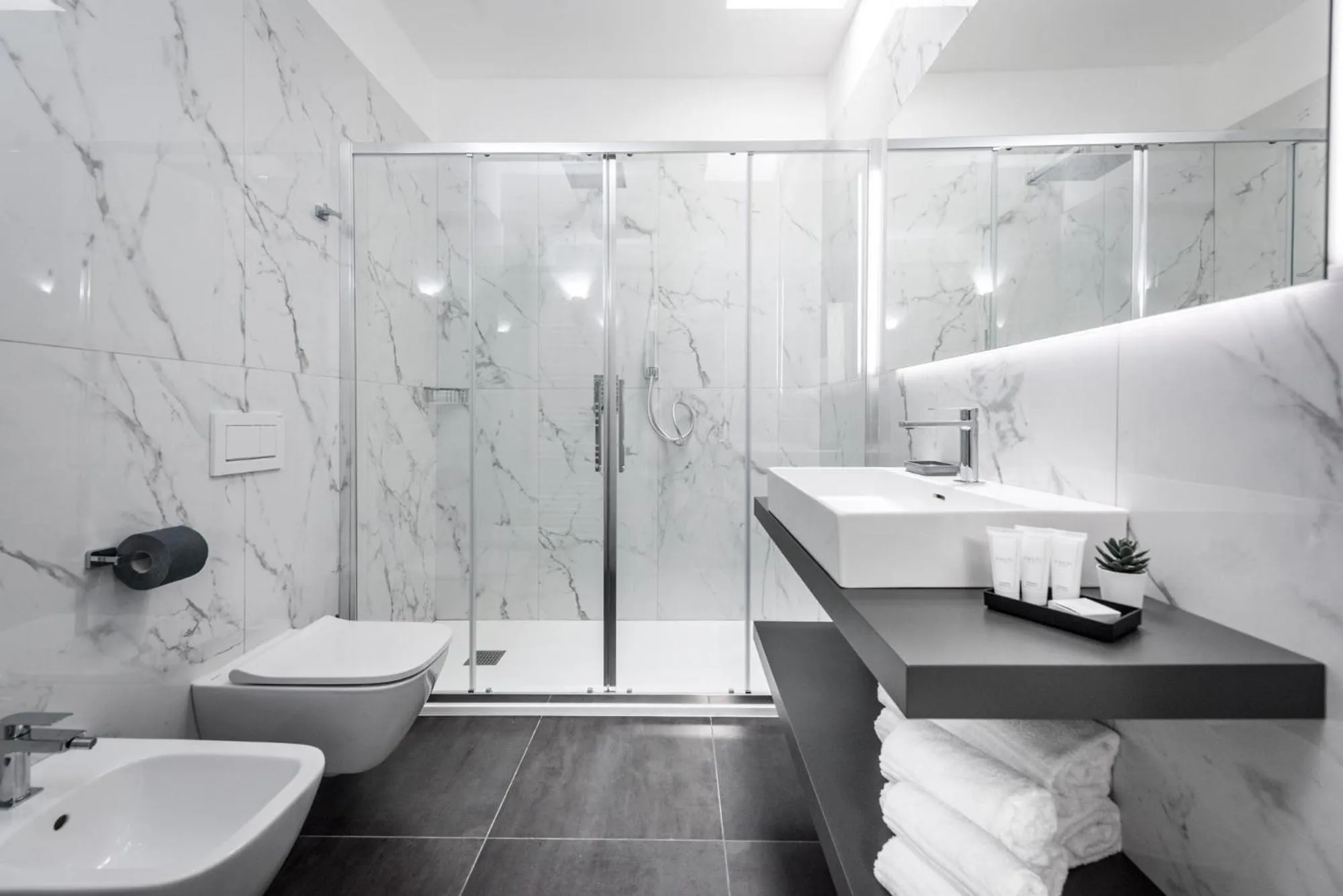 Shower in TURINHOMETOWN Residence Apartments