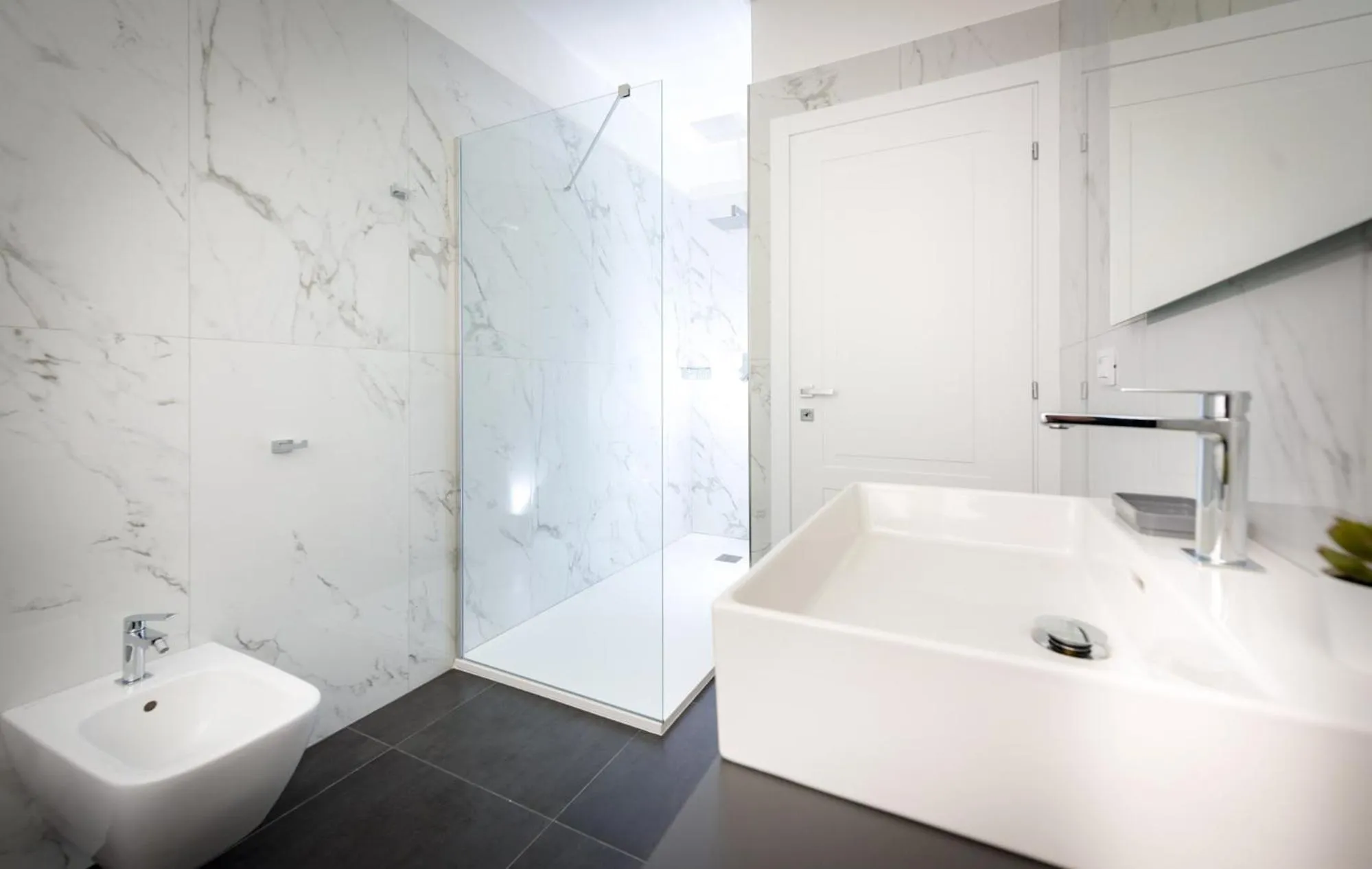 Shower in TURINHOMETOWN Residence Apartments