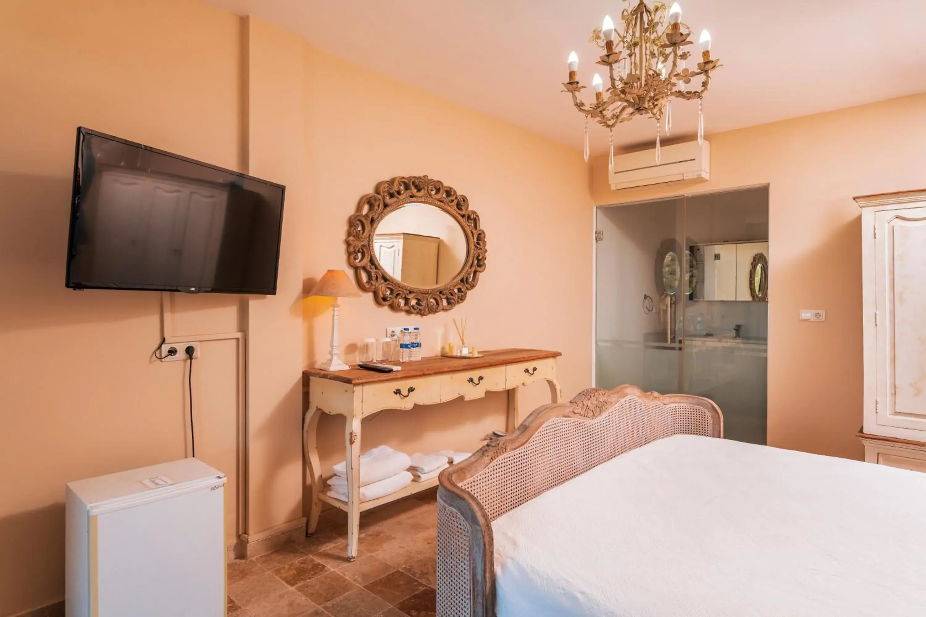 Photo of the whole room, Bed in Yalicapkini Boutique Hotel Photo of the whole room, Bed in Yalicapkini Boutique Hotel