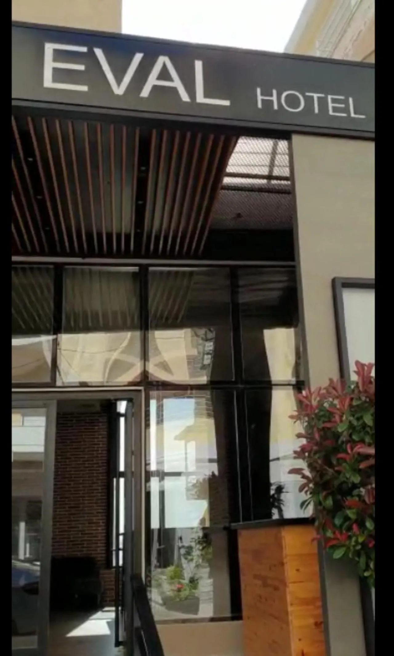 Eval Hotel