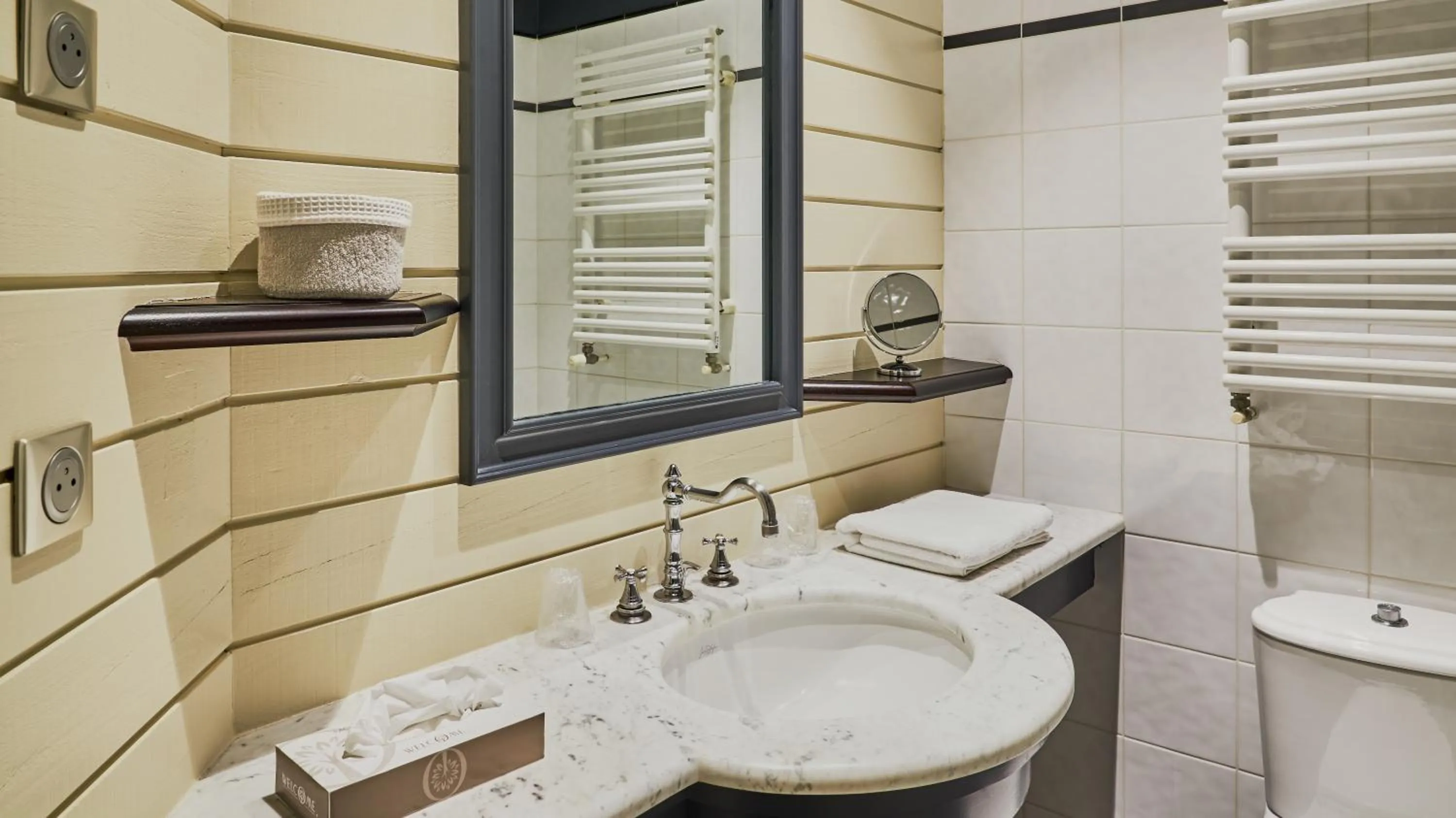 Shower in Hôtel Le Beaufort