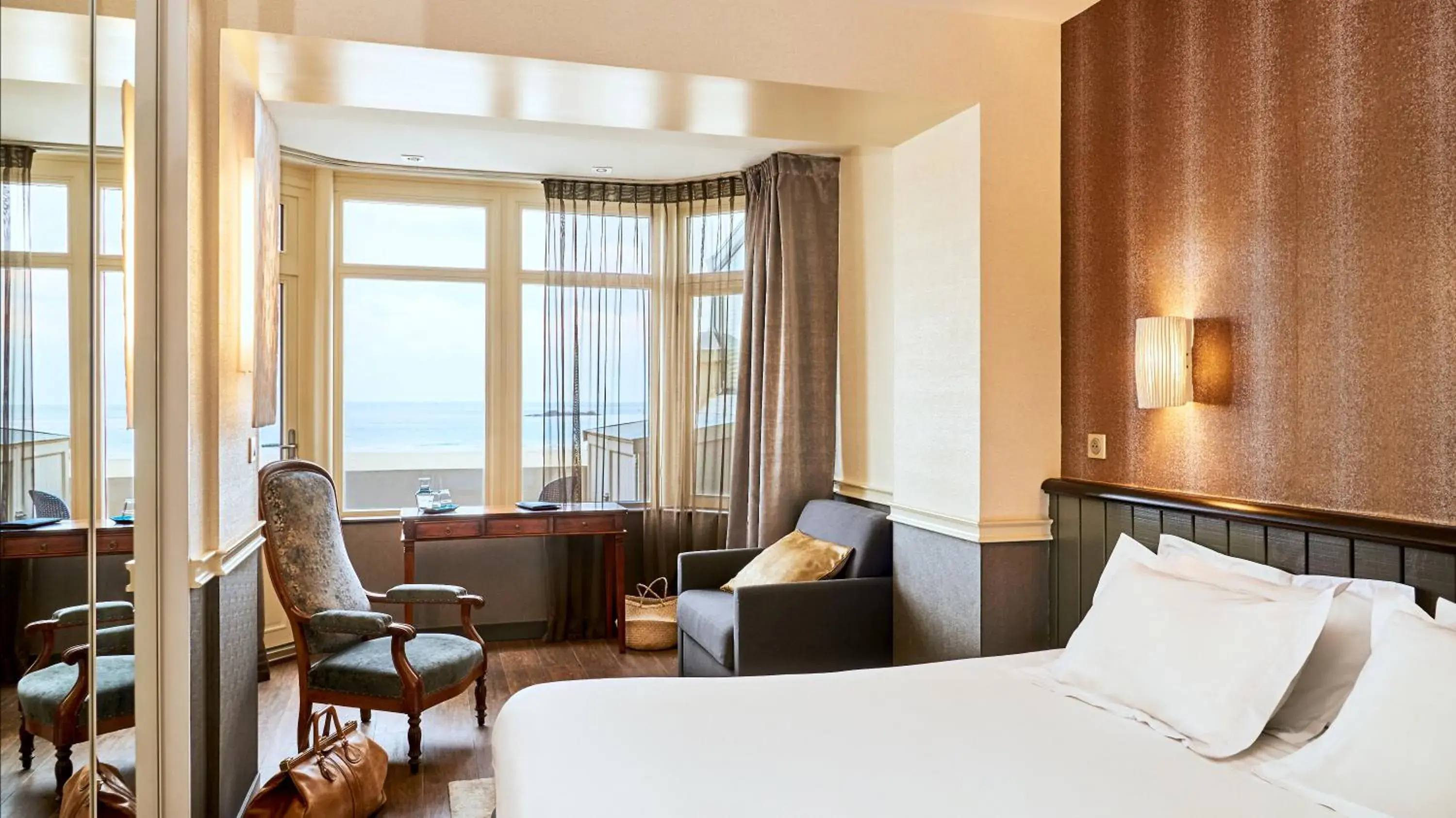 Sea View & Terrasse - Double Room with Bow Window in Hôtel Le Beaufort Sea View & Terrasse - Double Room with Bow Window in Hôtel Le Beaufort