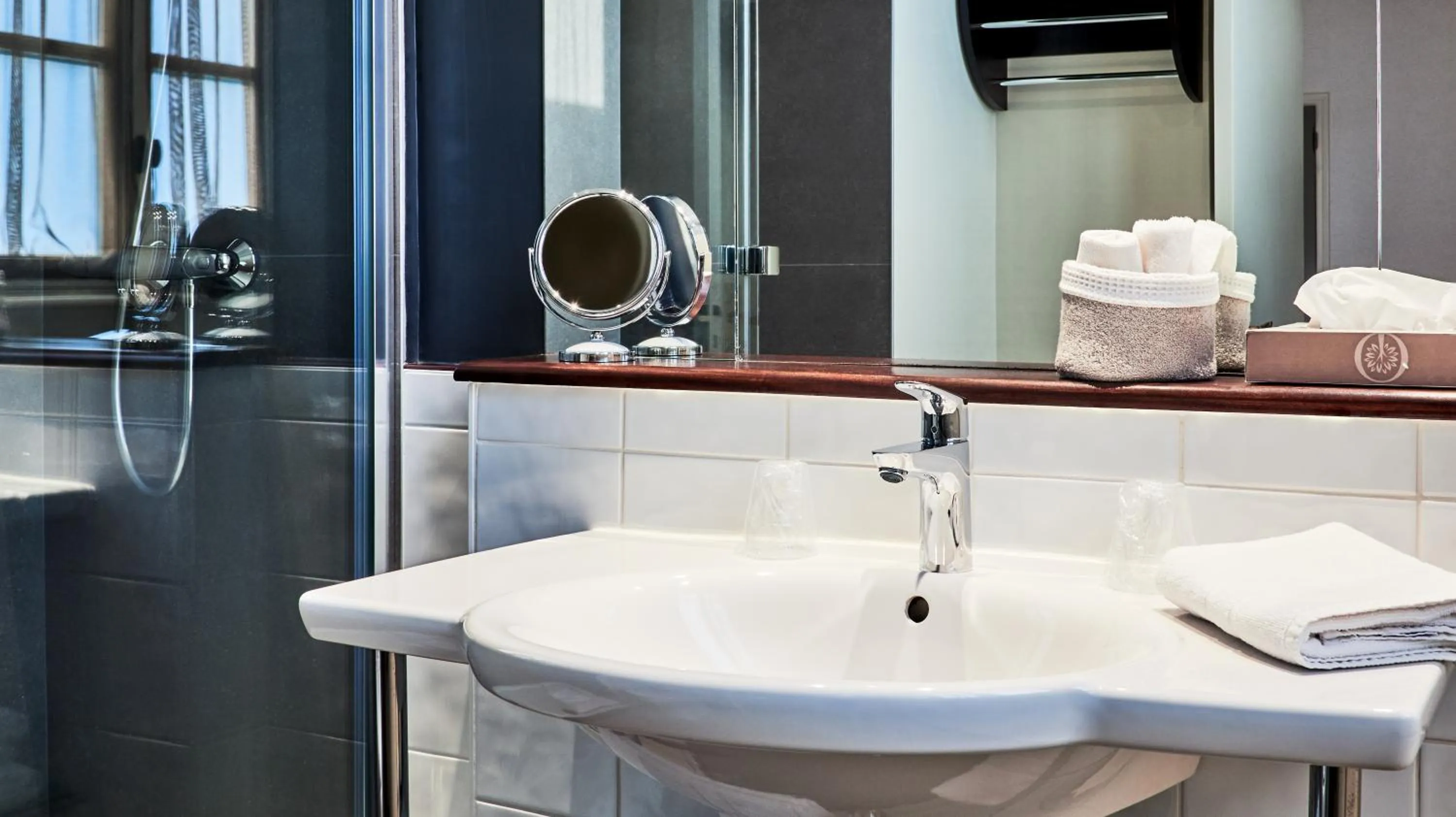 Shower in Hôtel Le Beaufort