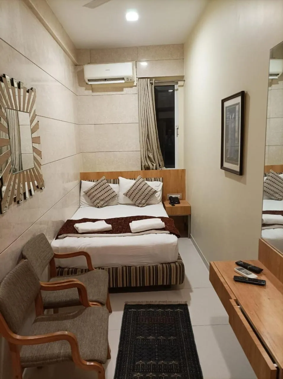 Bedroom, Bed in Bentley Hotel Marine Drive