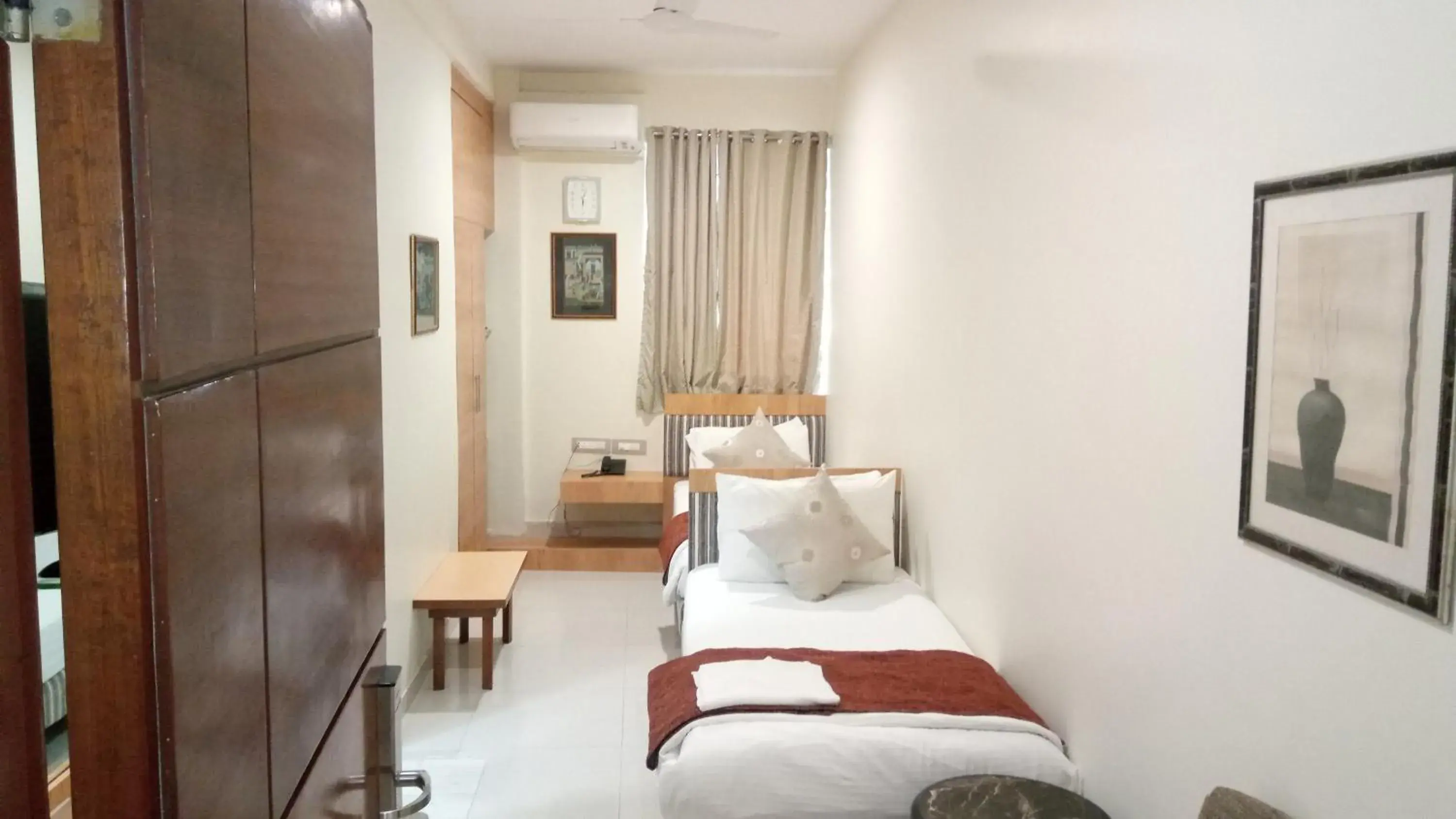 Standard Twin Room - single occupancy in Bentley Hotel Marine Drive Standard Twin Room - single occupancy in Bentley Hotel Marine Drive