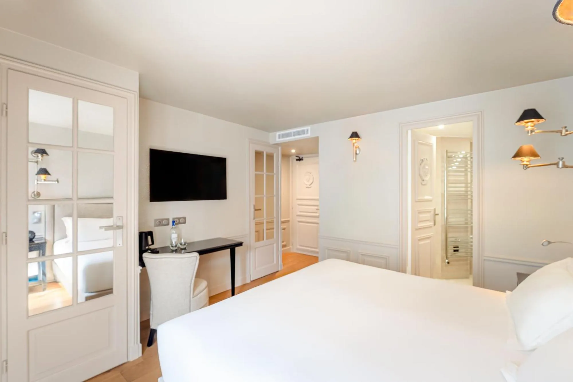 Bed in Hotel Résidence Des Arts - Saint-Germain