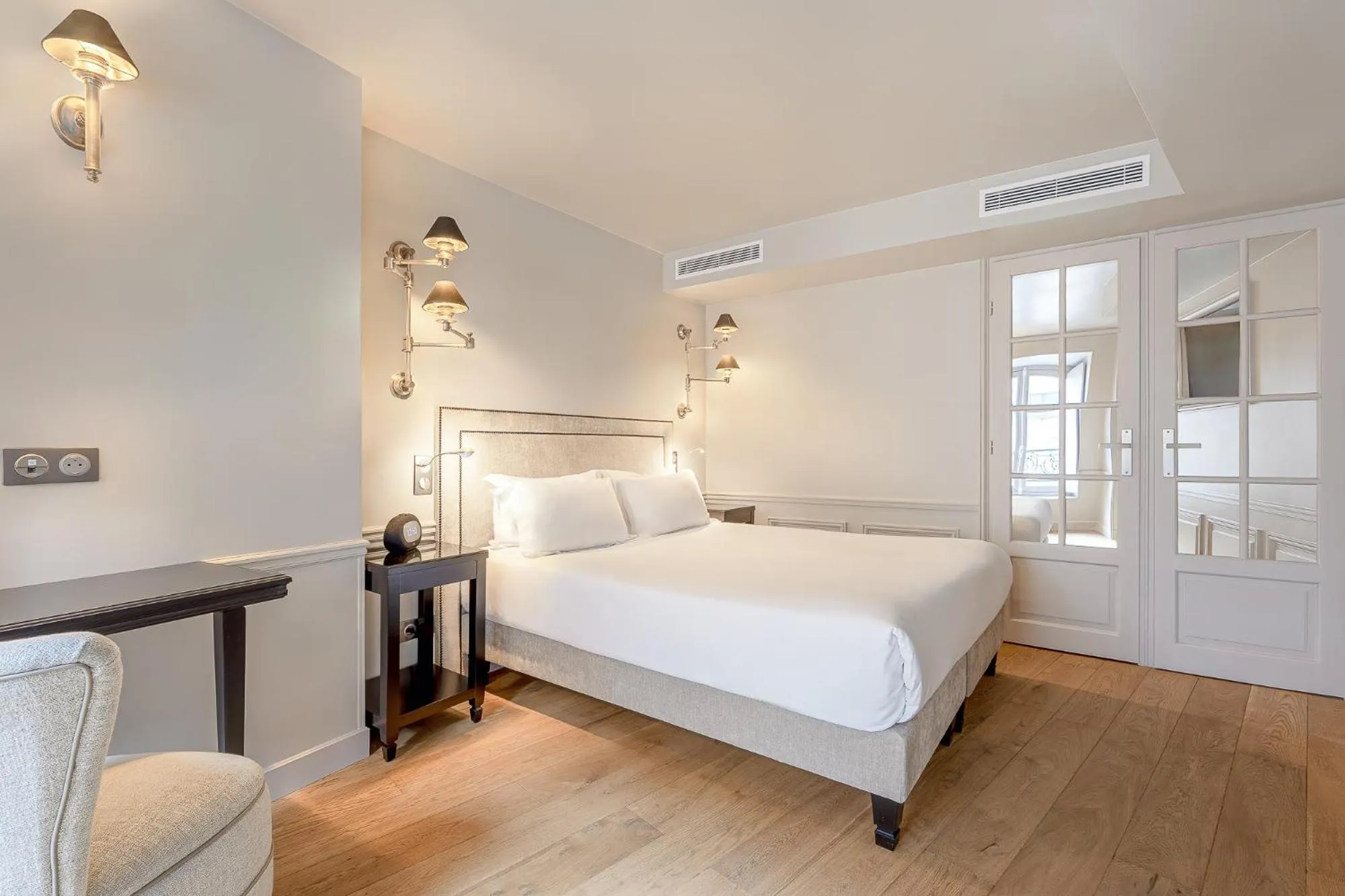 Bed in Hotel Résidence Des Arts - Saint-Germain