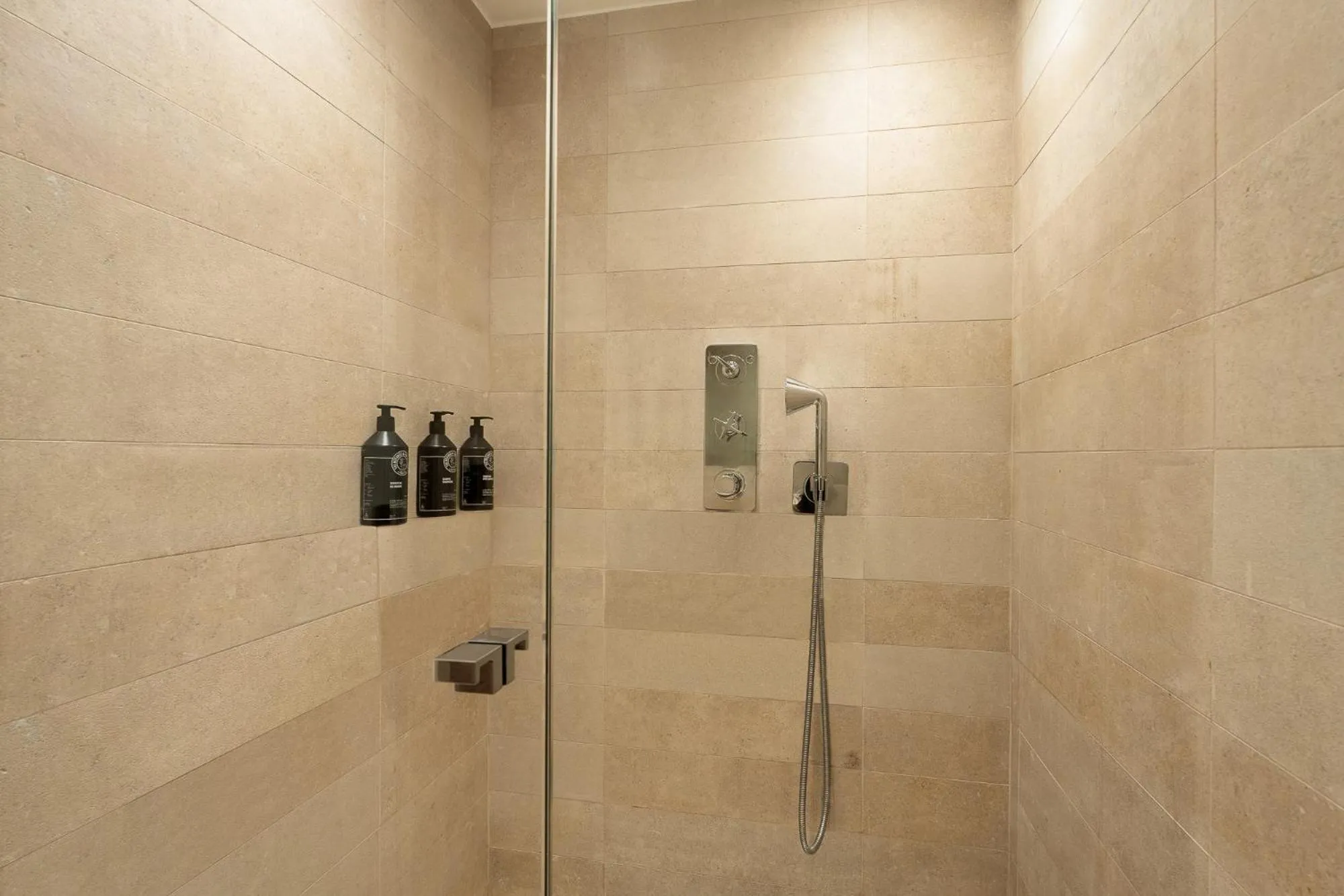 Shower in Hotel Résidence Des Arts - Saint-Germain