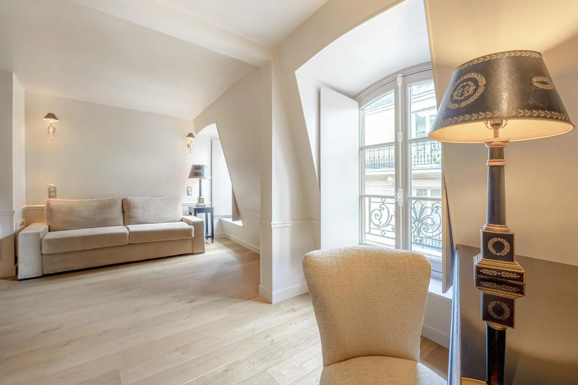 Seating area, Bed in Hotel Résidence Des Arts - Saint-Germain