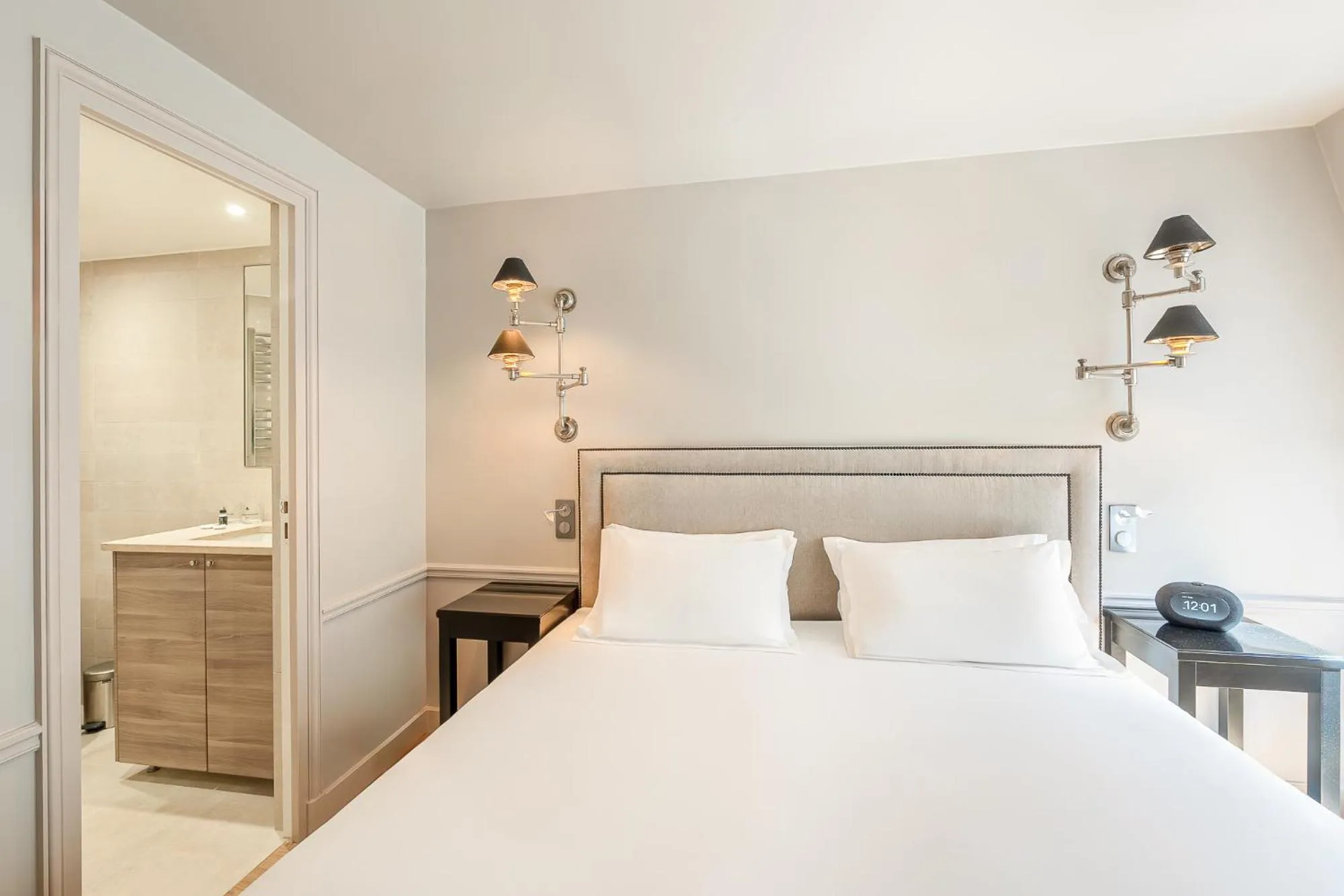 Bed in Hotel Résidence Des Arts - Saint-Germain