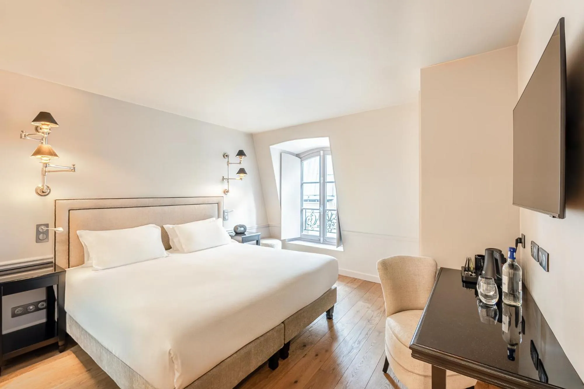 Bed in Hotel Résidence Des Arts - Saint-Germain