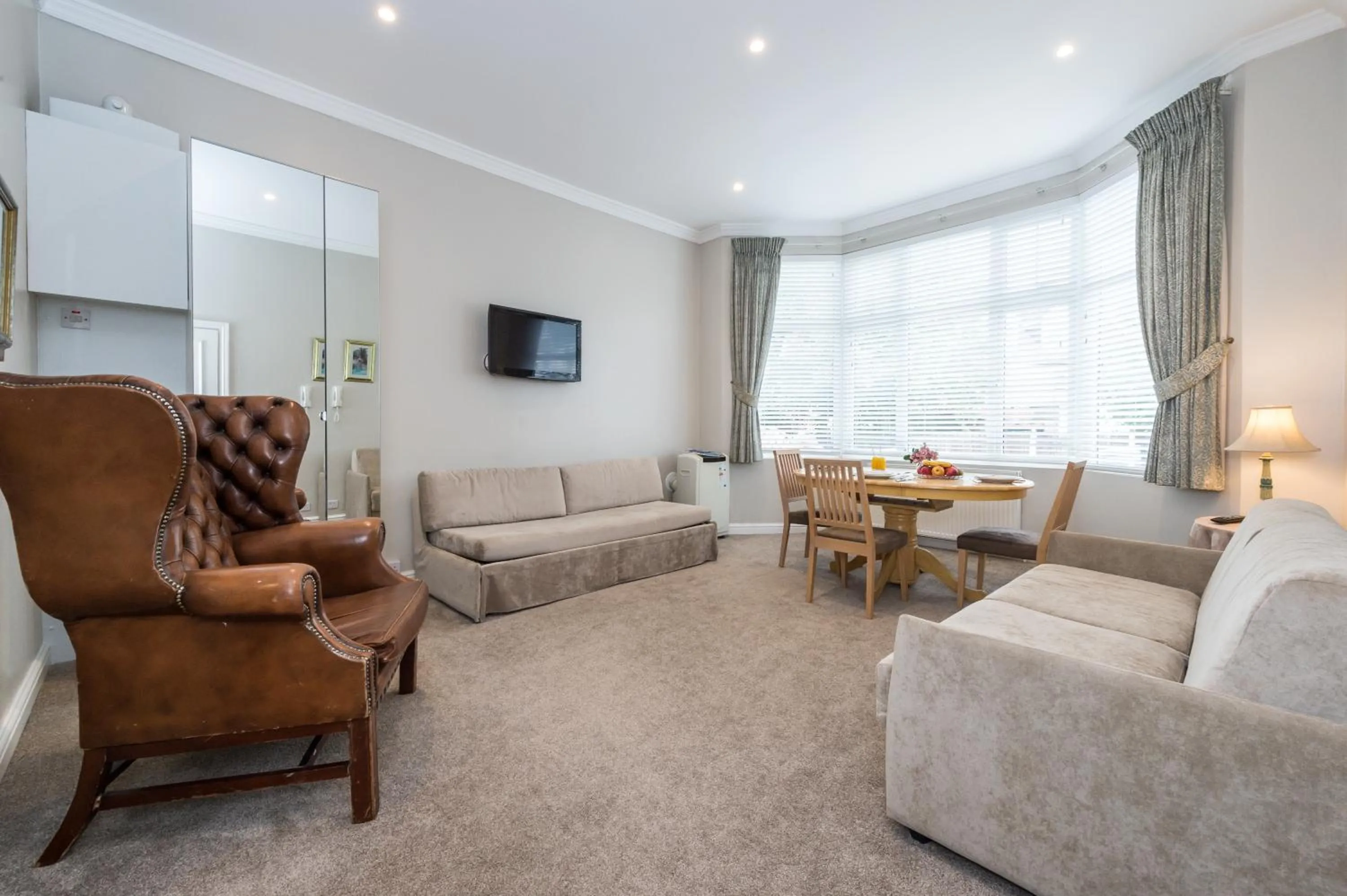 Stylish apartment 12 minutes tube to Oxford Street with free wifi and air con