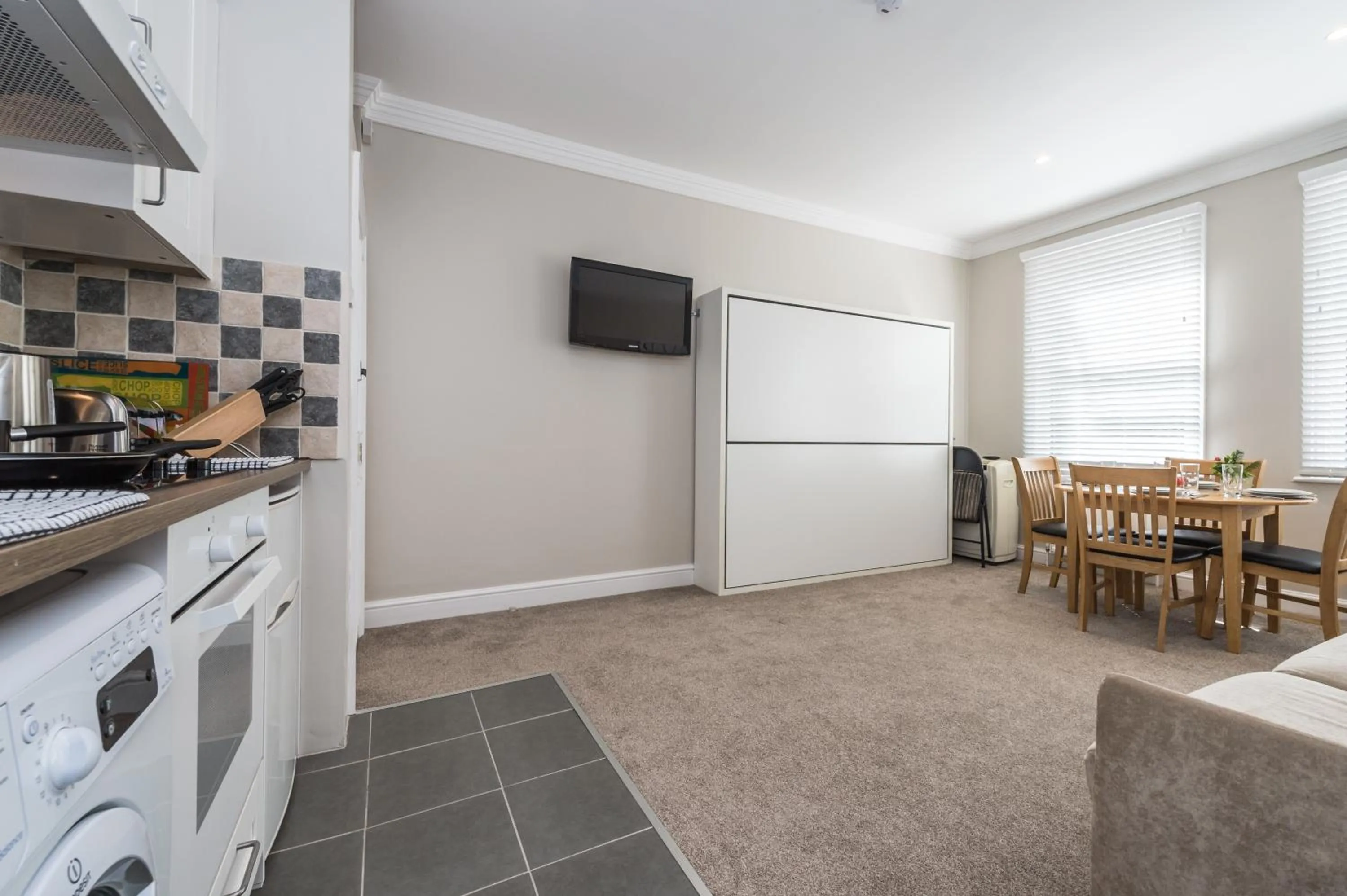 Stylish apartment 12 minutes tube to Oxford Street with free wifi and air con