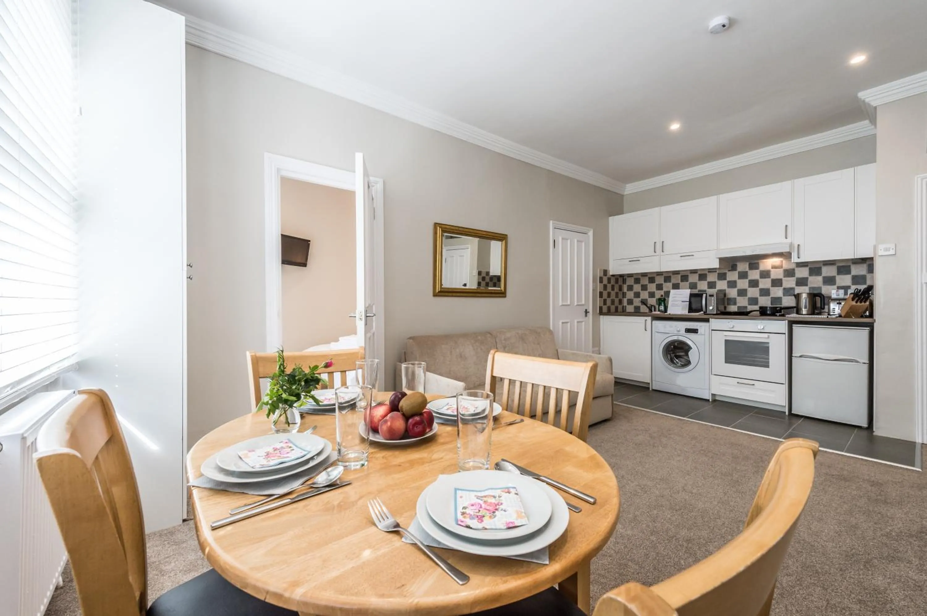 Stylish apartment 12 minutes tube to Oxford Street with free wifi and air con