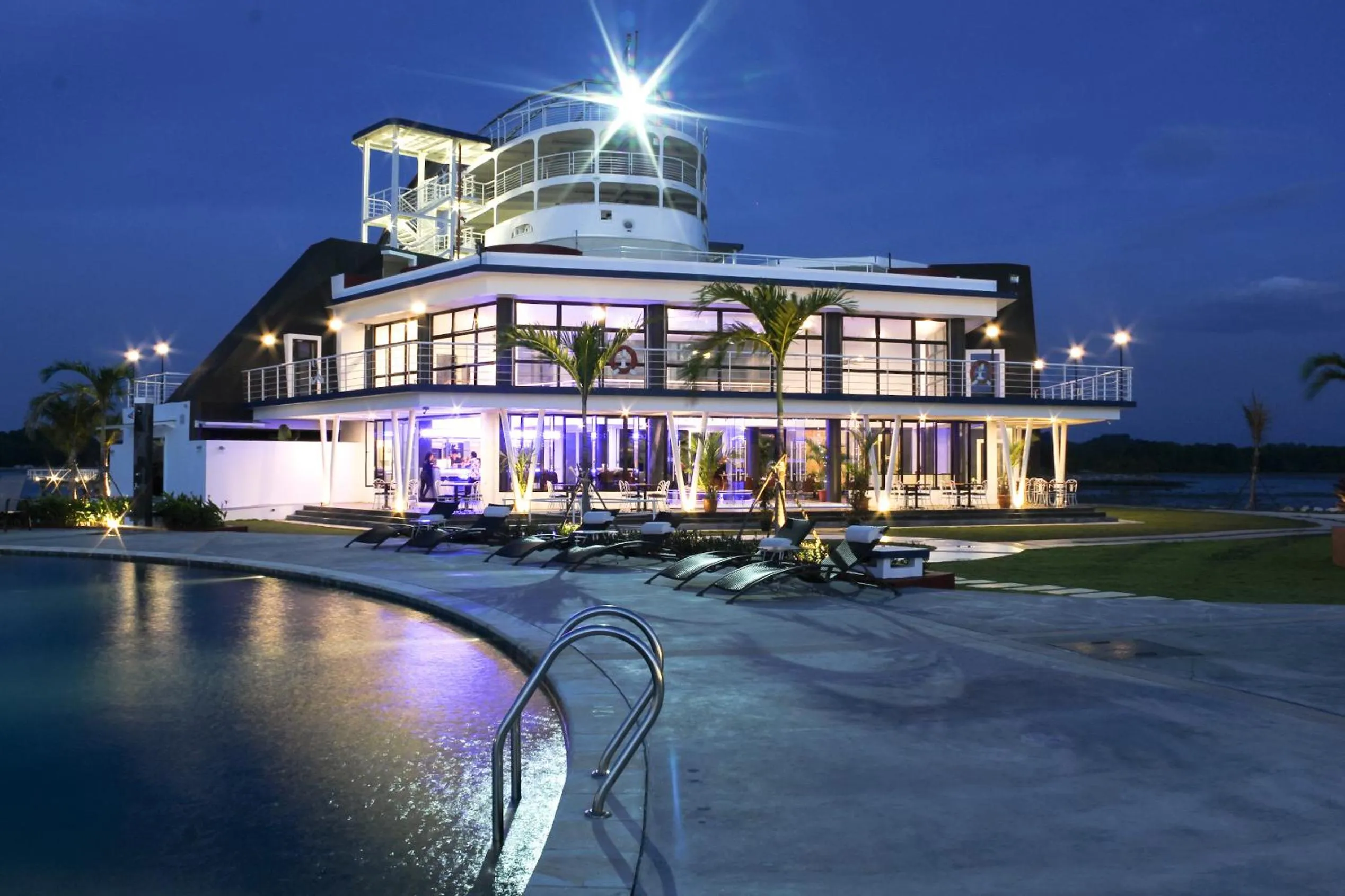 Property building in Doulos Phos The Ship Hotel