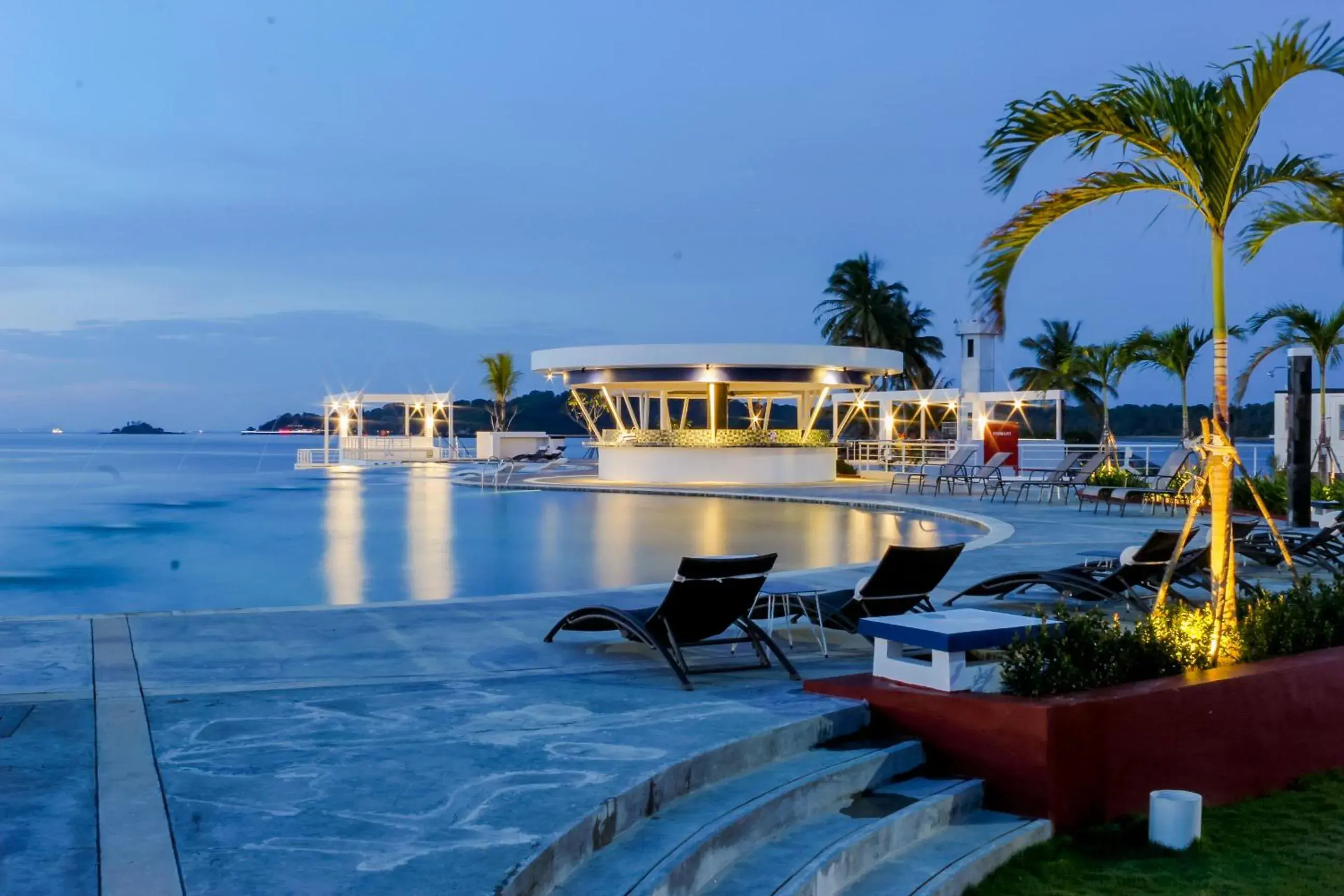 Swimming pool in Doulos Phos The Ship Hotel Swimming pool in Doulos Phos The Ship Hotel