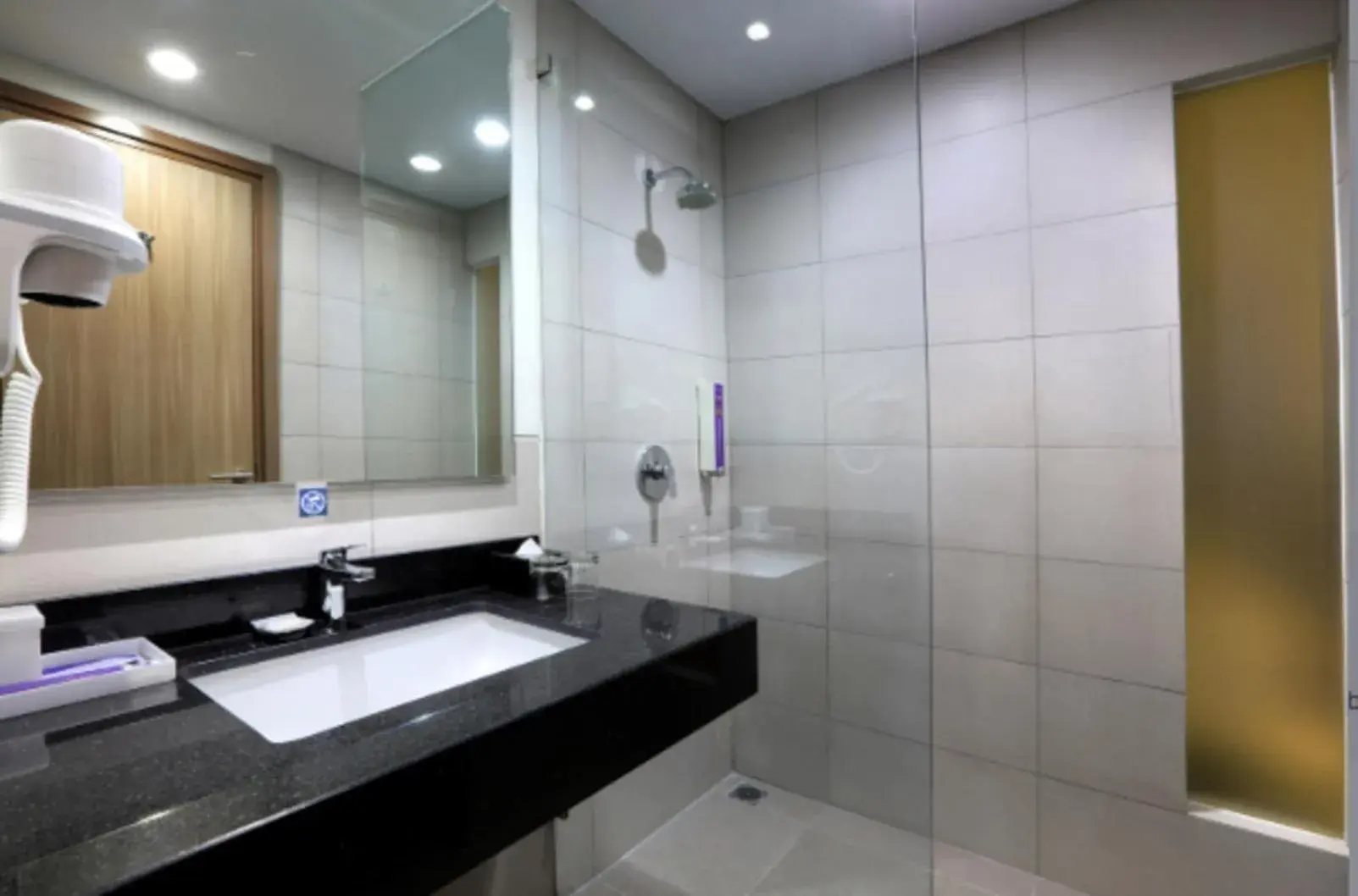 Bathroom in Quest Prime Cikarang by ASTON Bathroom in Quest Prime Cikarang by ASTON