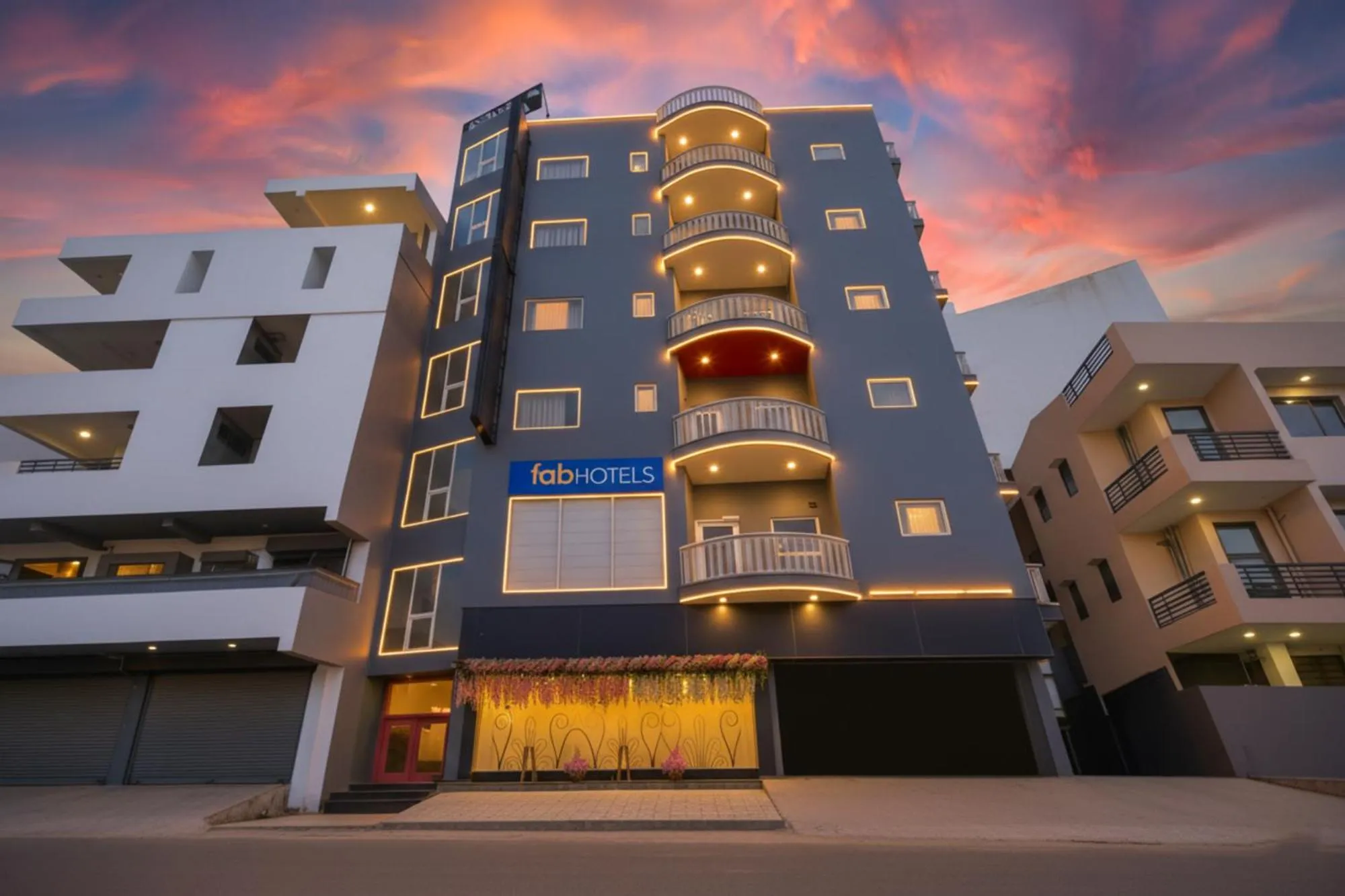 Facade/entrance in Via Royale 49