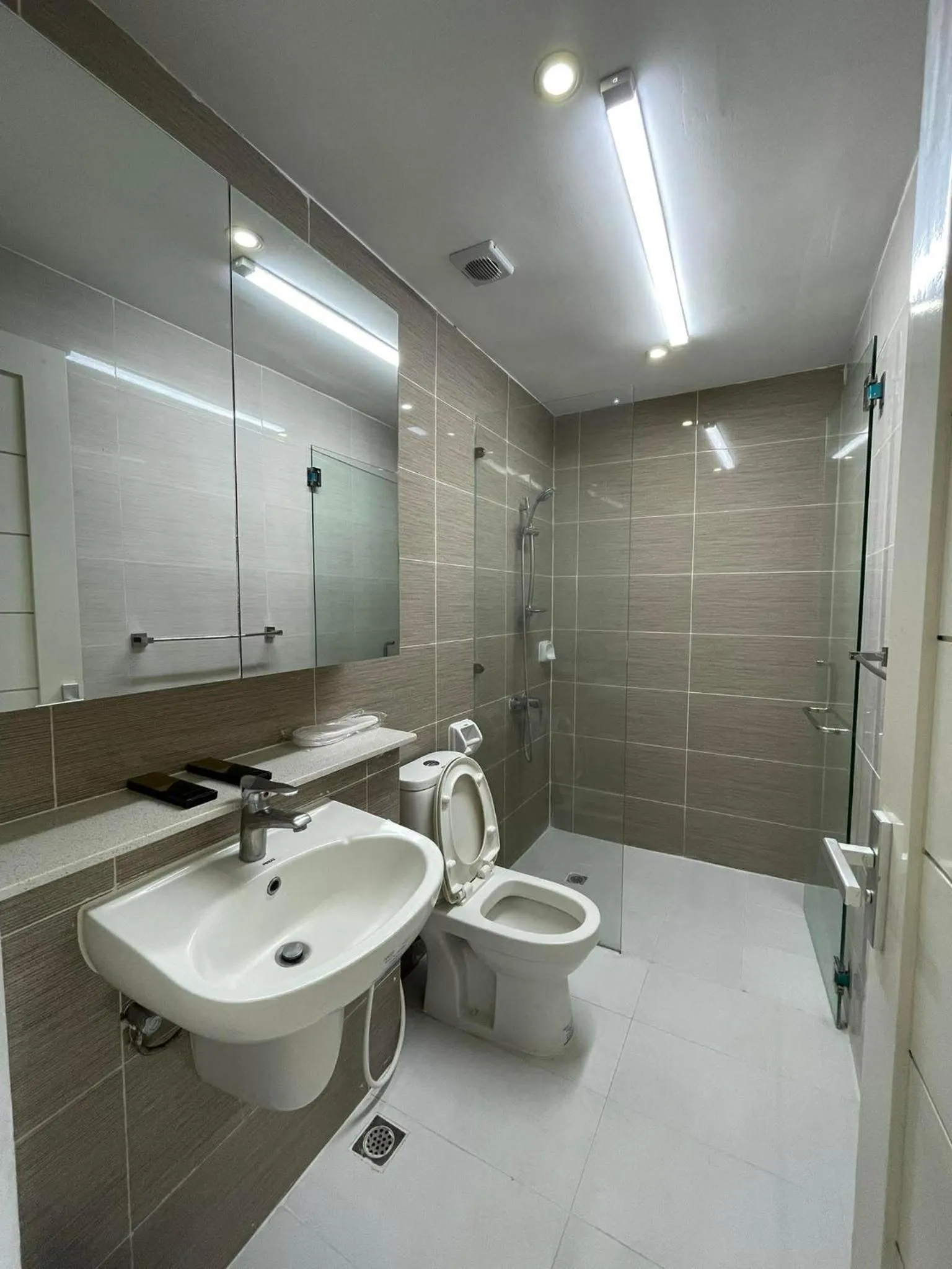 Bathroom in Chequers Suites Subic Bay