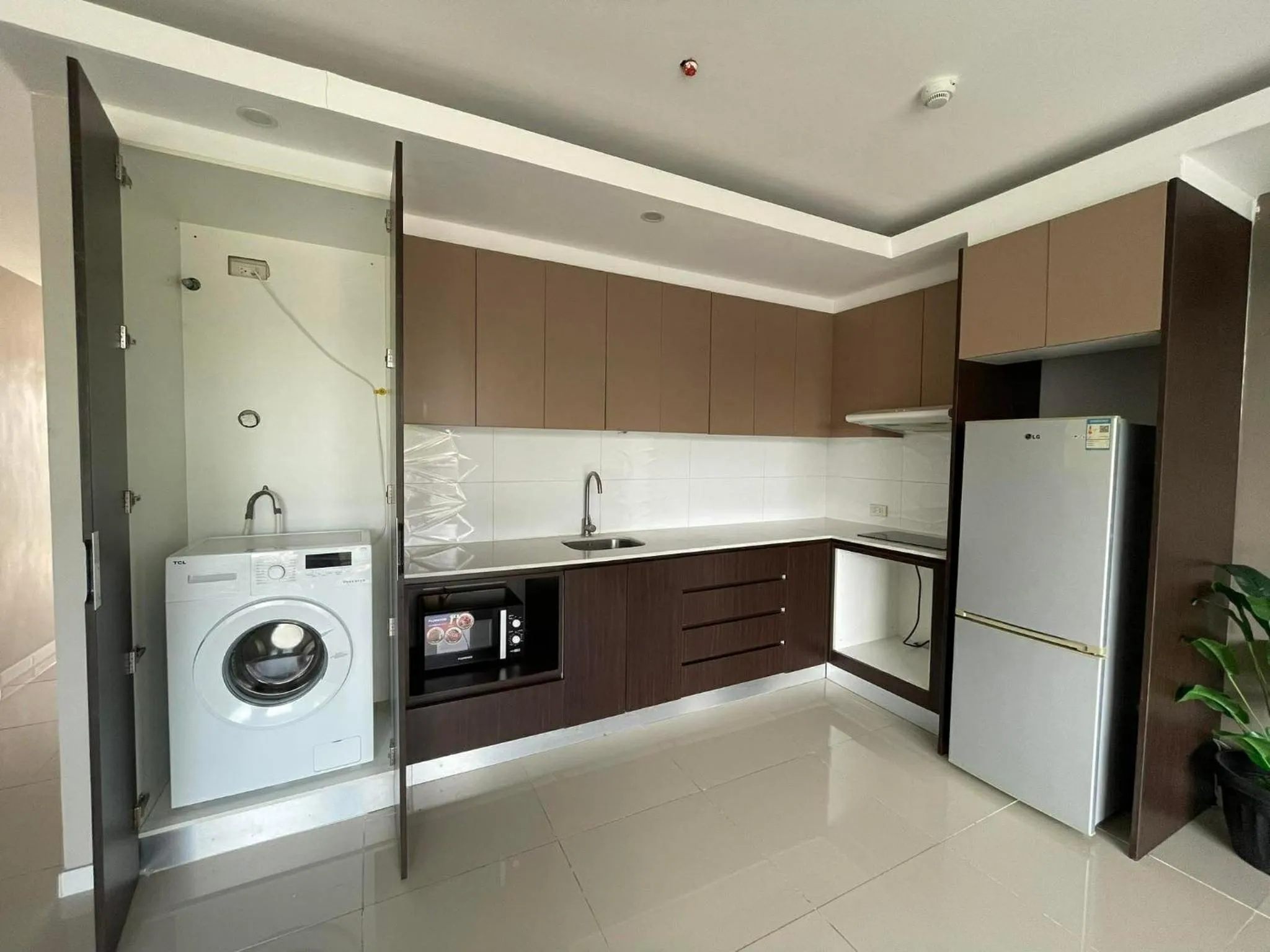 Kitchen or kitchenette in Chequers Suites Subic Bay