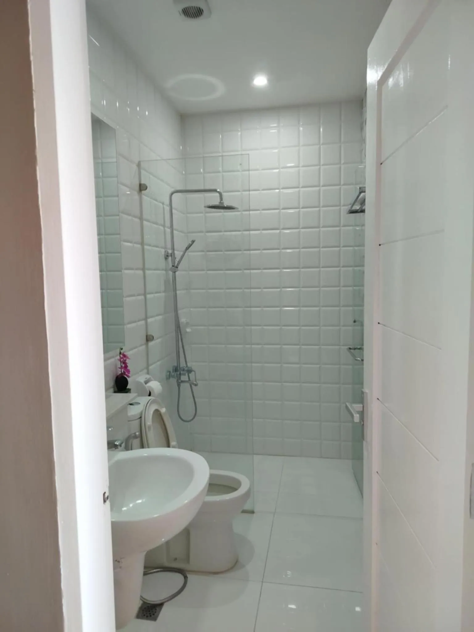 Bathroom in Chequers Suites Subic Bay