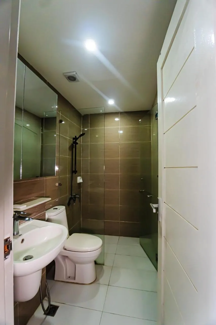 Bathroom in Chequers Suites Subic Bay