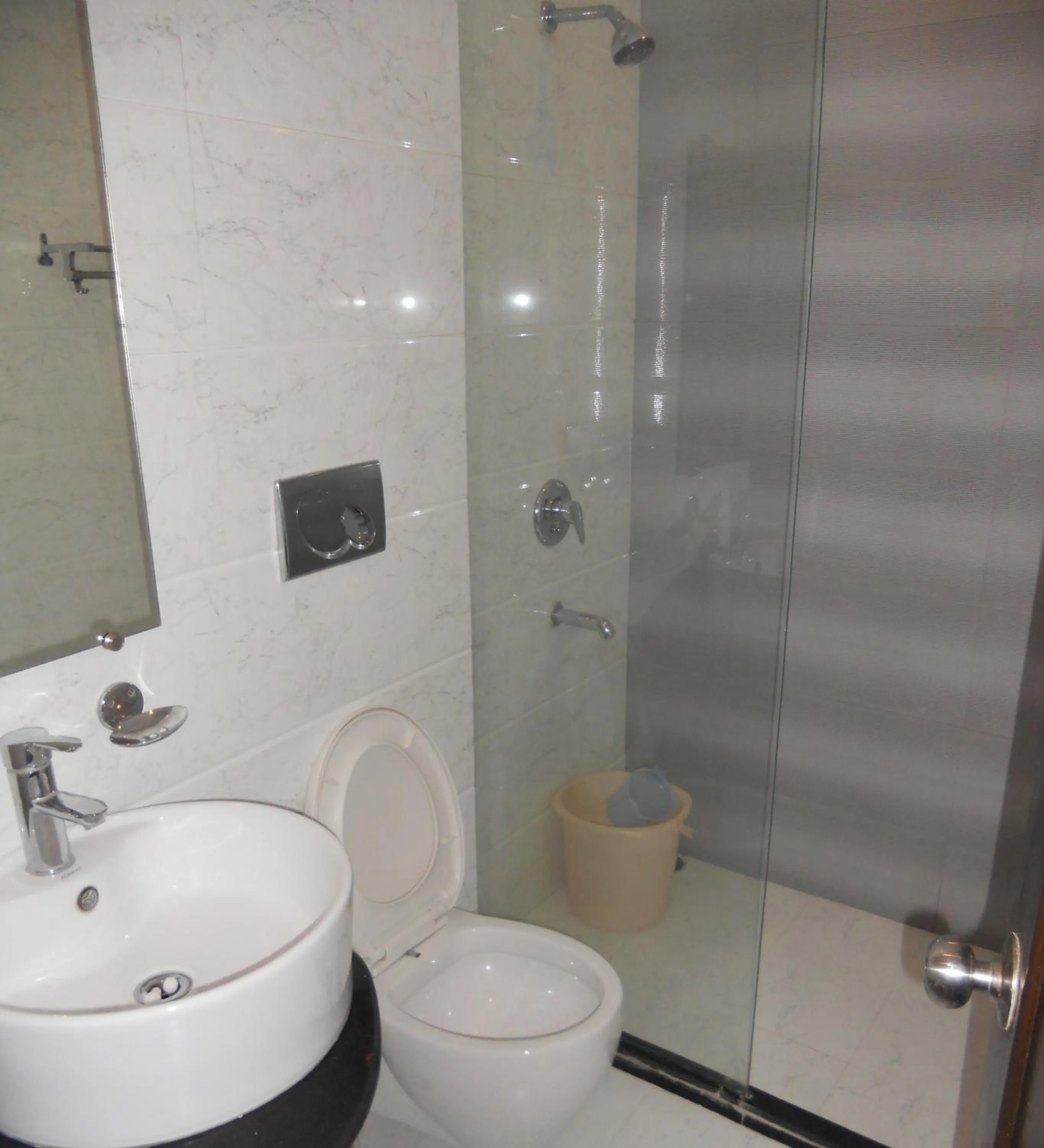 Bathroom in Amax Inn