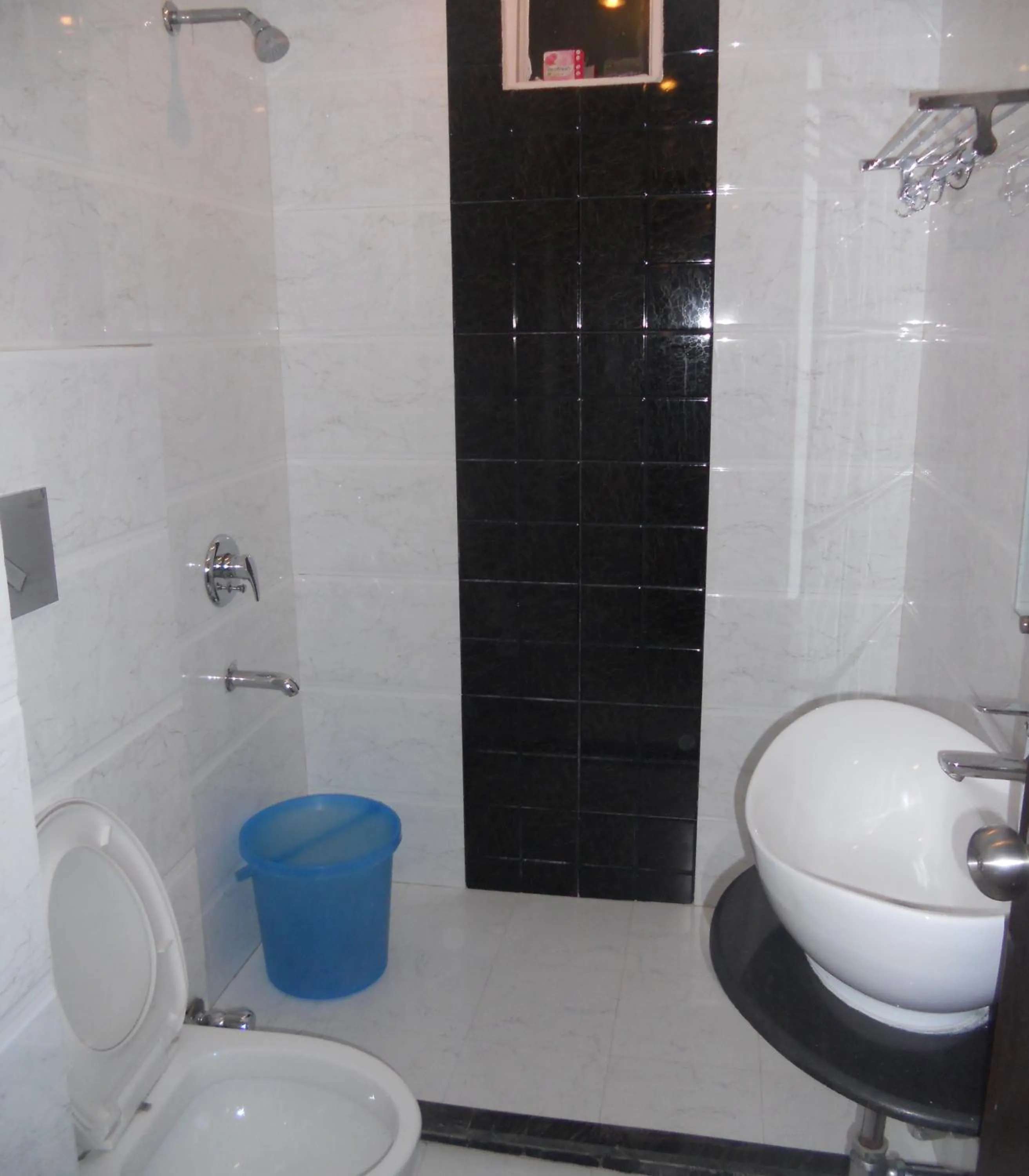 Bathroom in Amax Inn