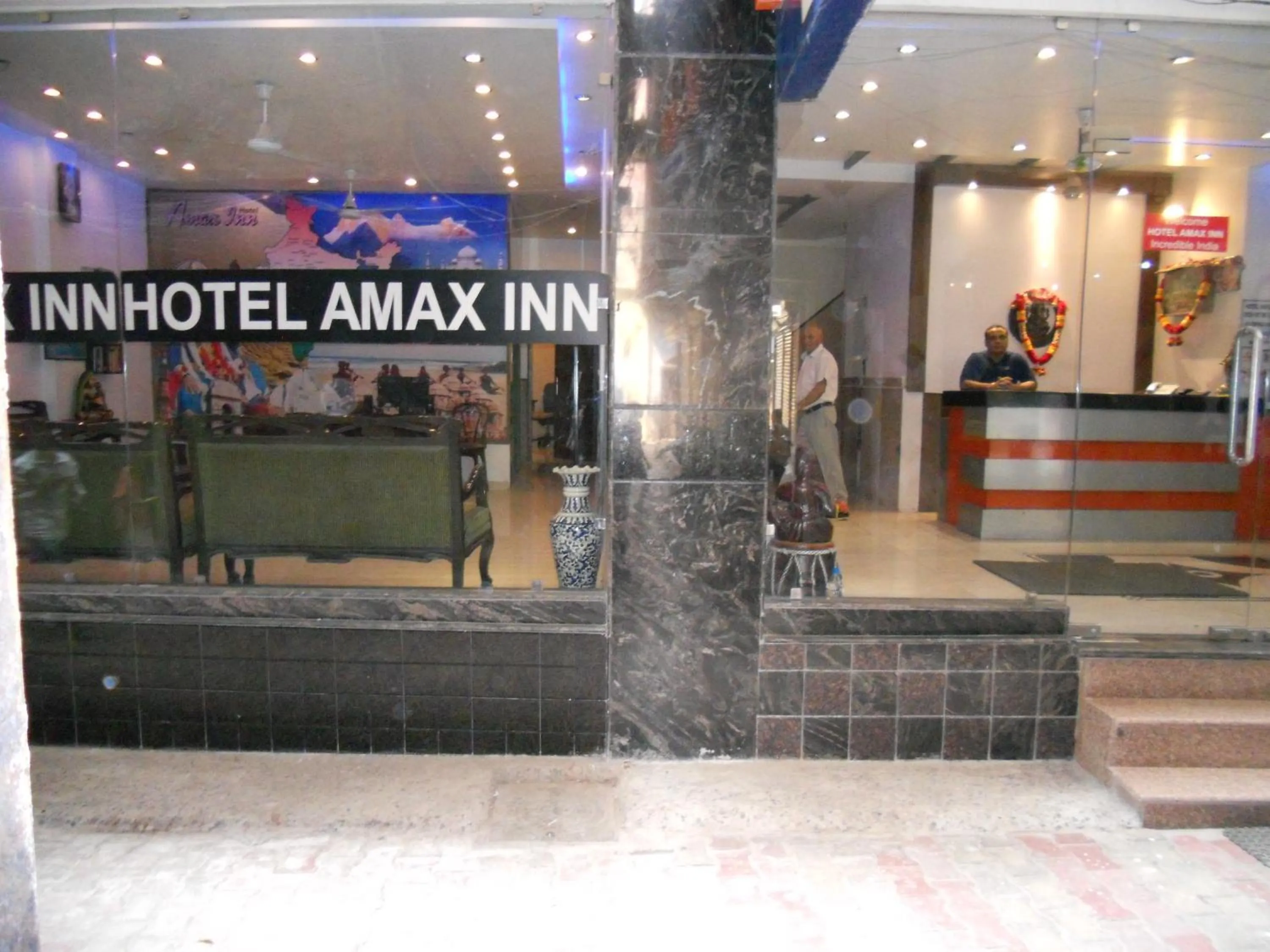 Facade/entrance in Amax Inn