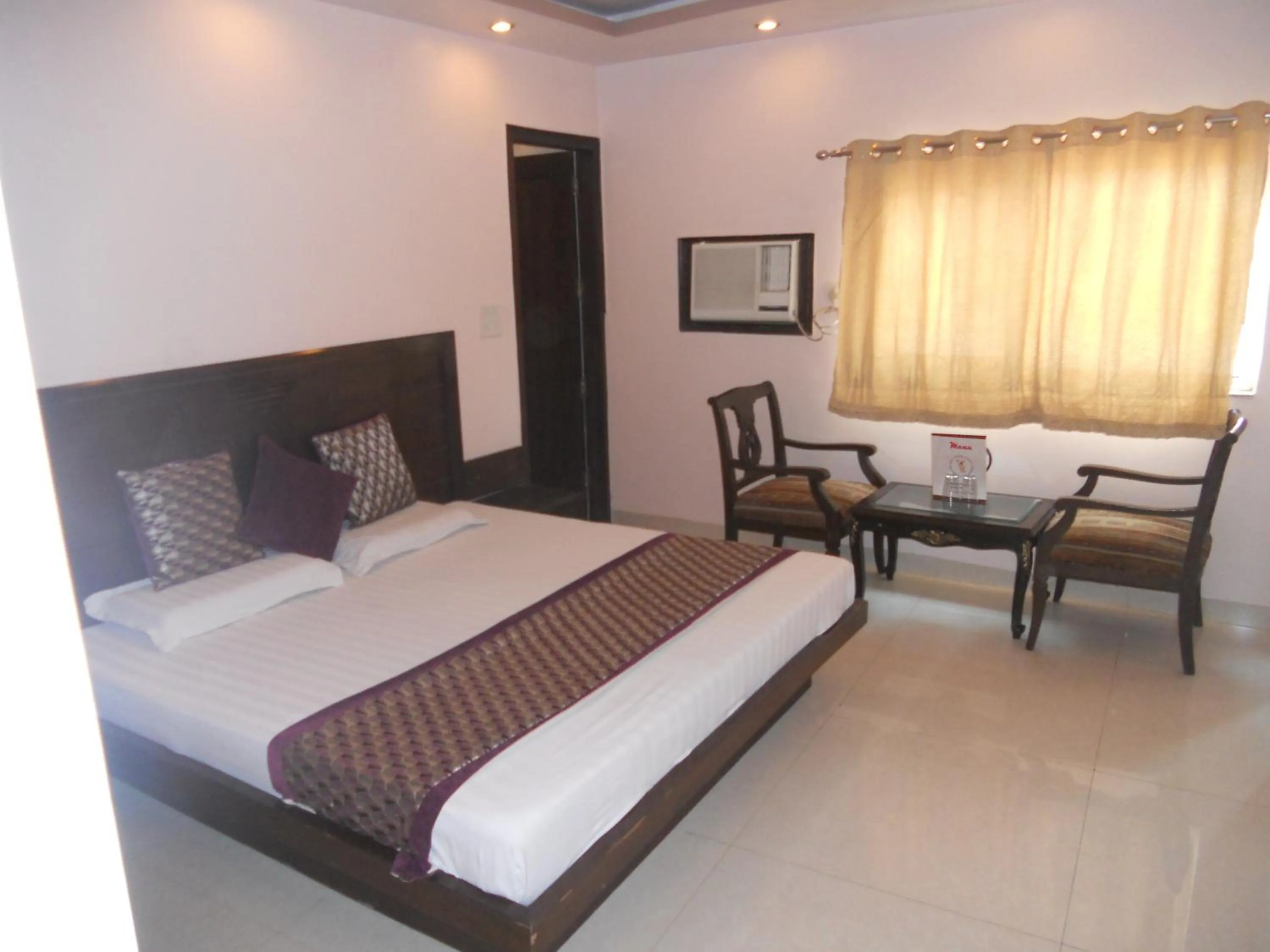 Bedroom, Bed in Amax Inn