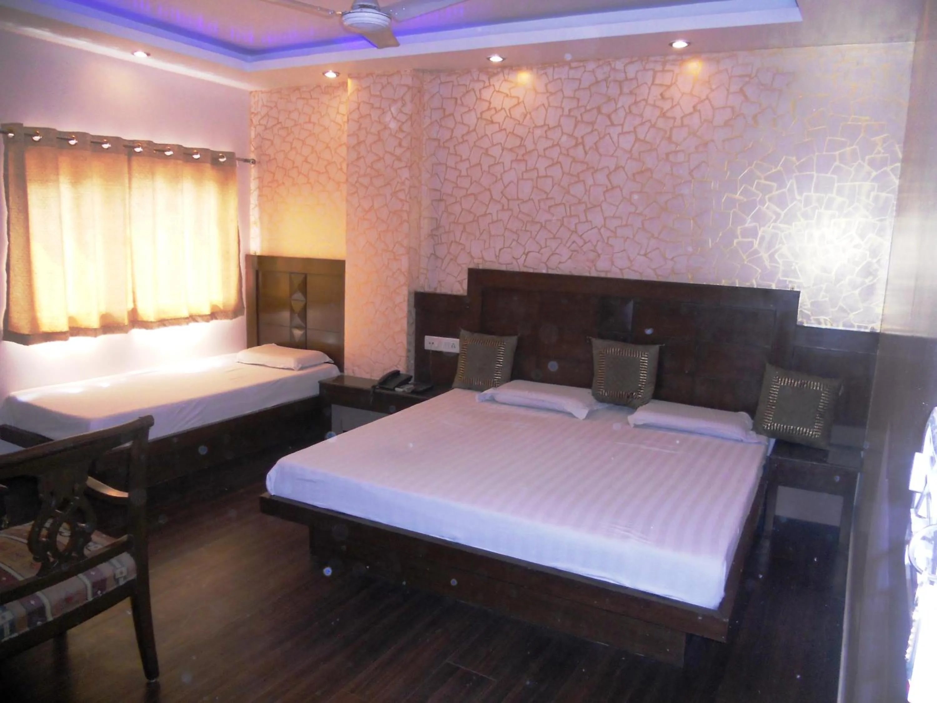 Bedroom, Bed in Amax Inn