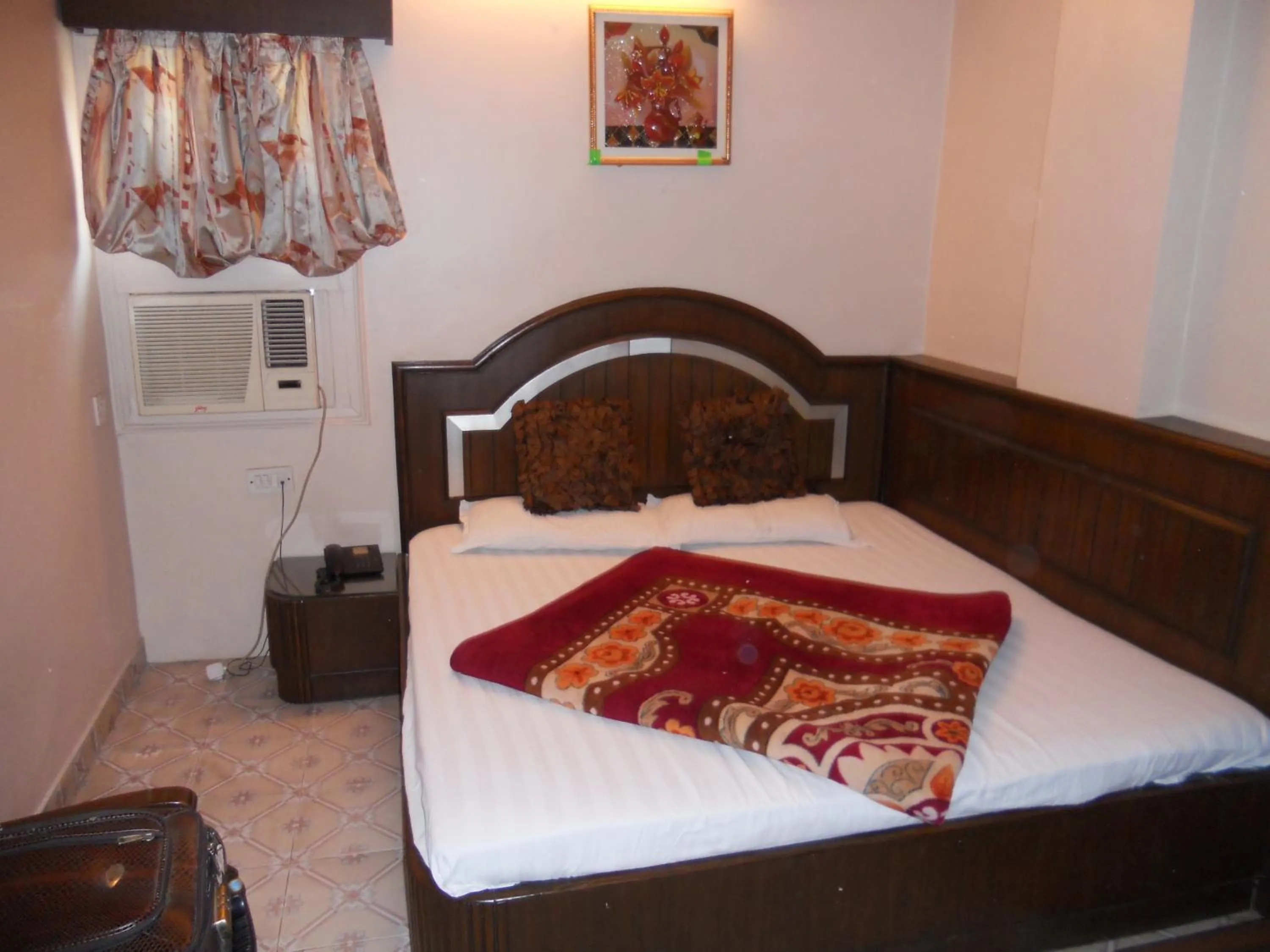 Bedroom, Bed in Amax Inn