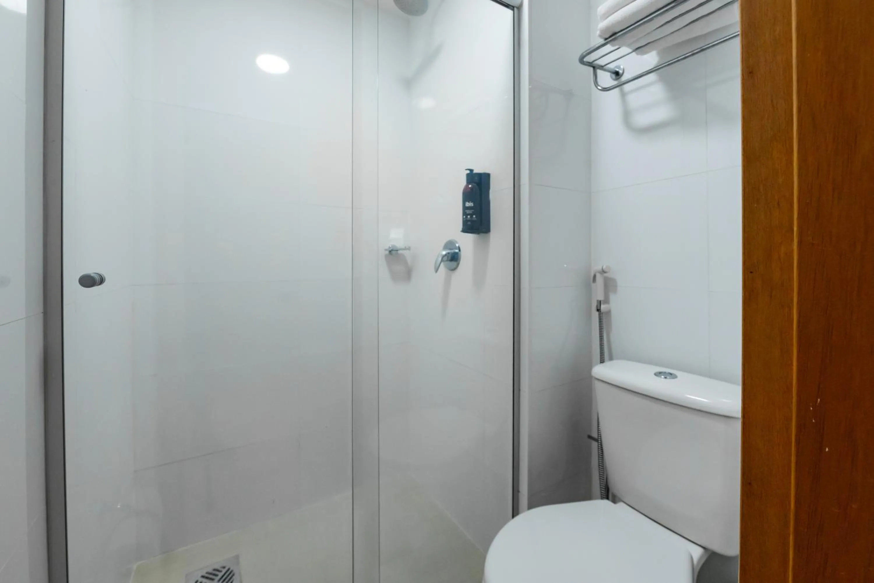Bathroom in Ibis Styles Belém Hangar