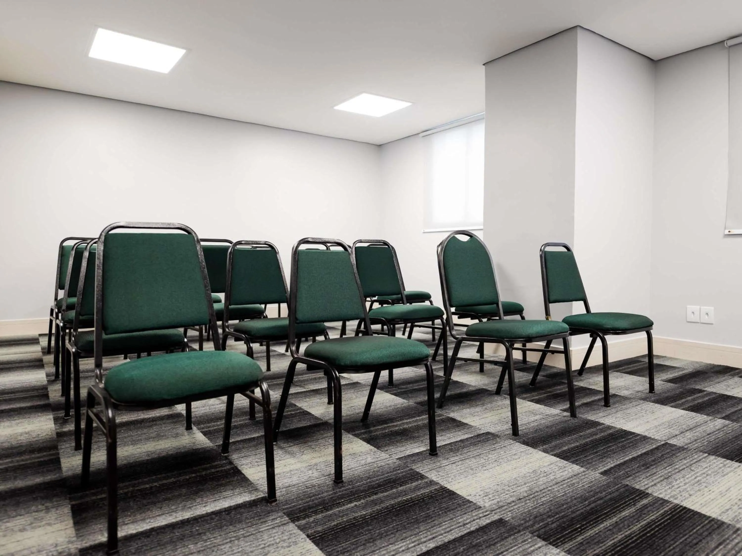 Meeting/conference room in Ibis Styles Belém Hangar