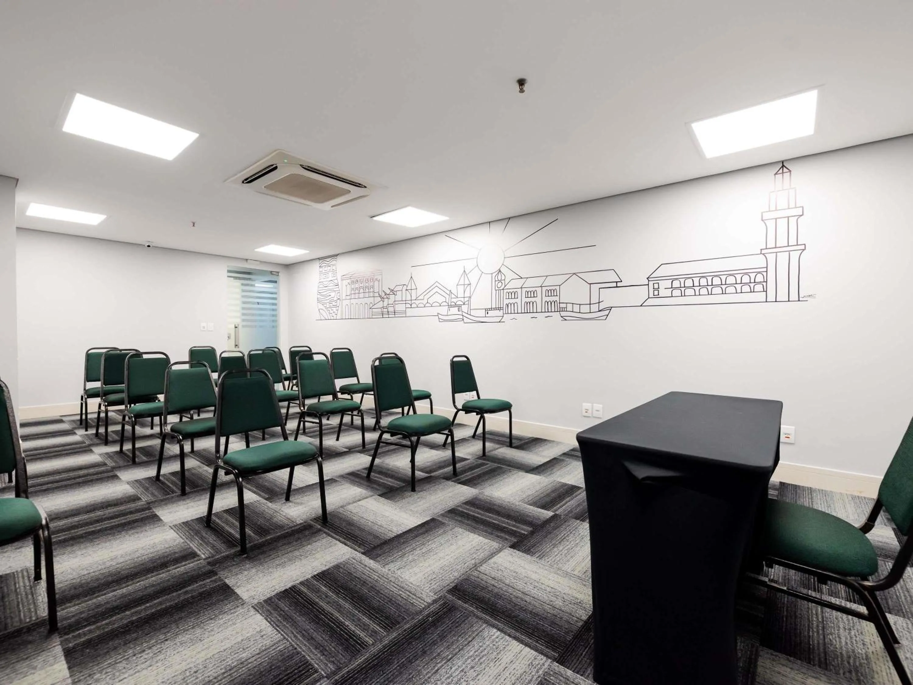 Meeting/conference room in Ibis Styles Belém Hangar
