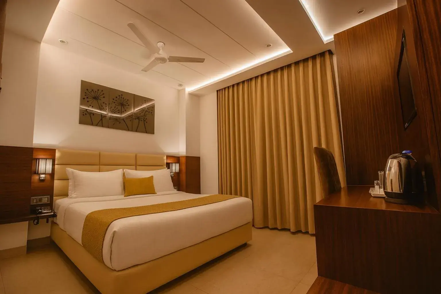 Deluxe Room in HOTEL TEN SQUARE - 5 Minutes from The Taj Mahal Deluxe Room in HOTEL TEN SQUARE - 5 Minutes from The Taj Mahal