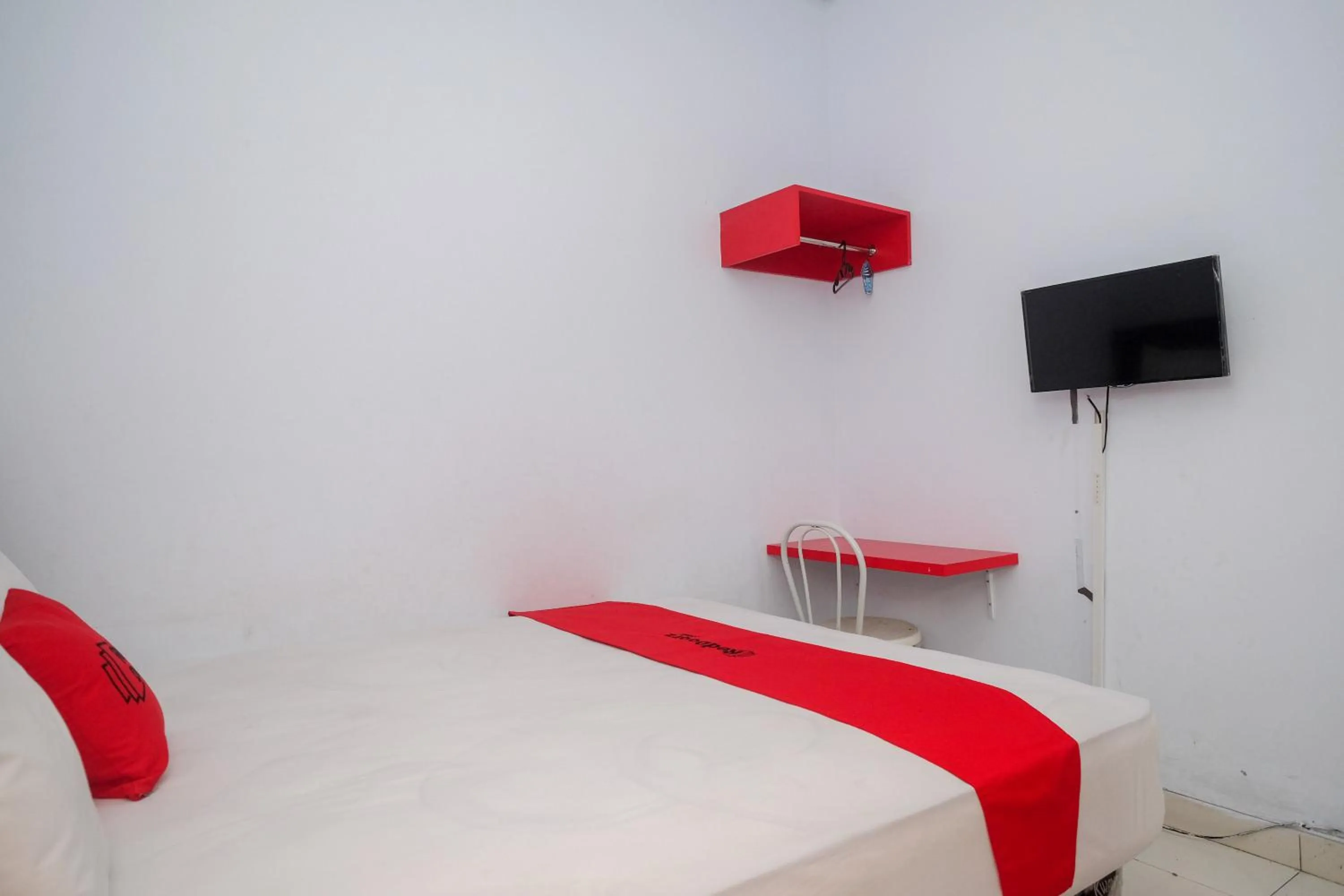 Bedroom, Bed in RedDoorz at Lapangan Bandara Sam Ratulangi Manado