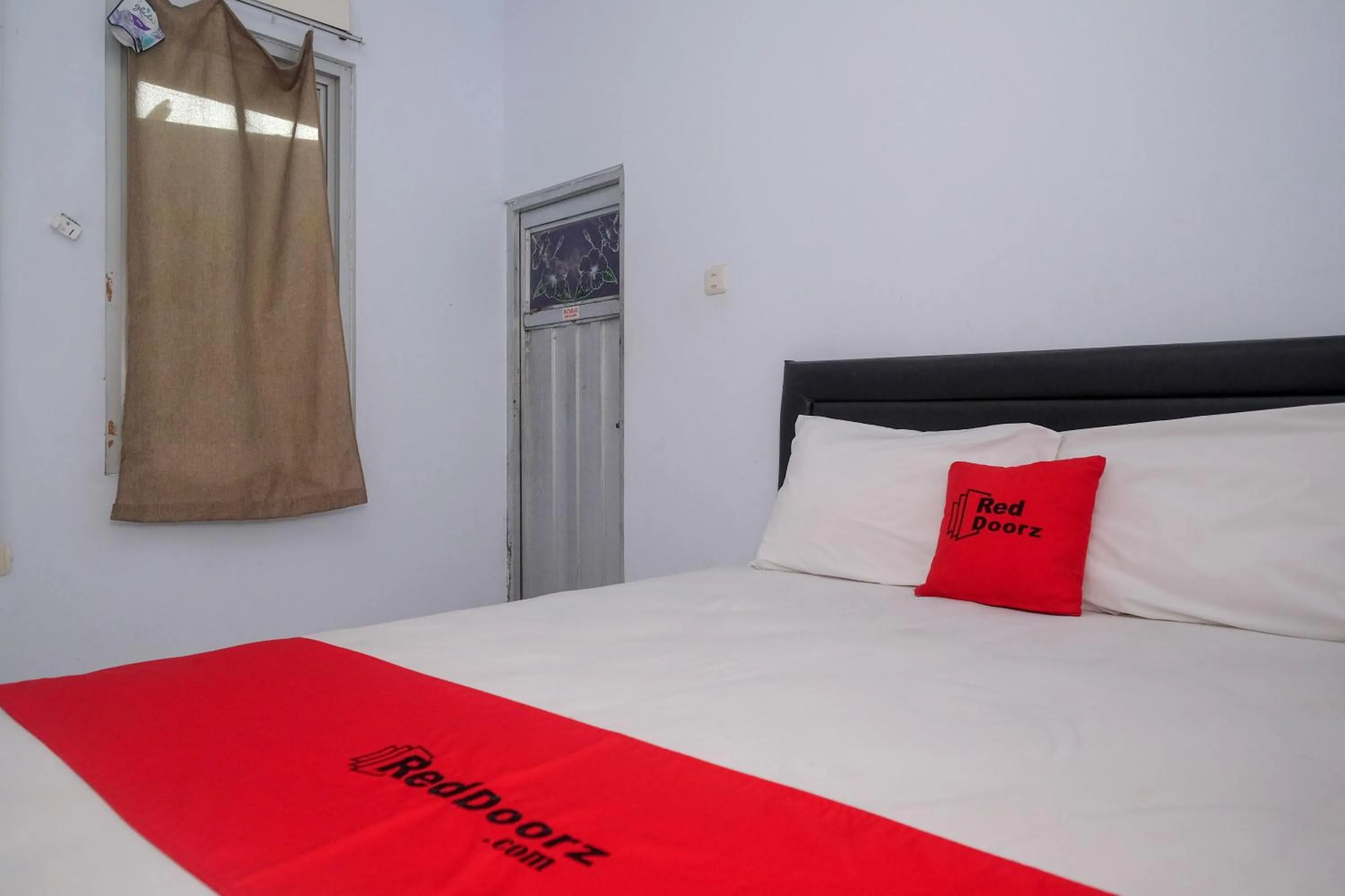 Photo of the whole room, Bed in RedDoorz at Lapangan Bandara Sam Ratulangi Manado