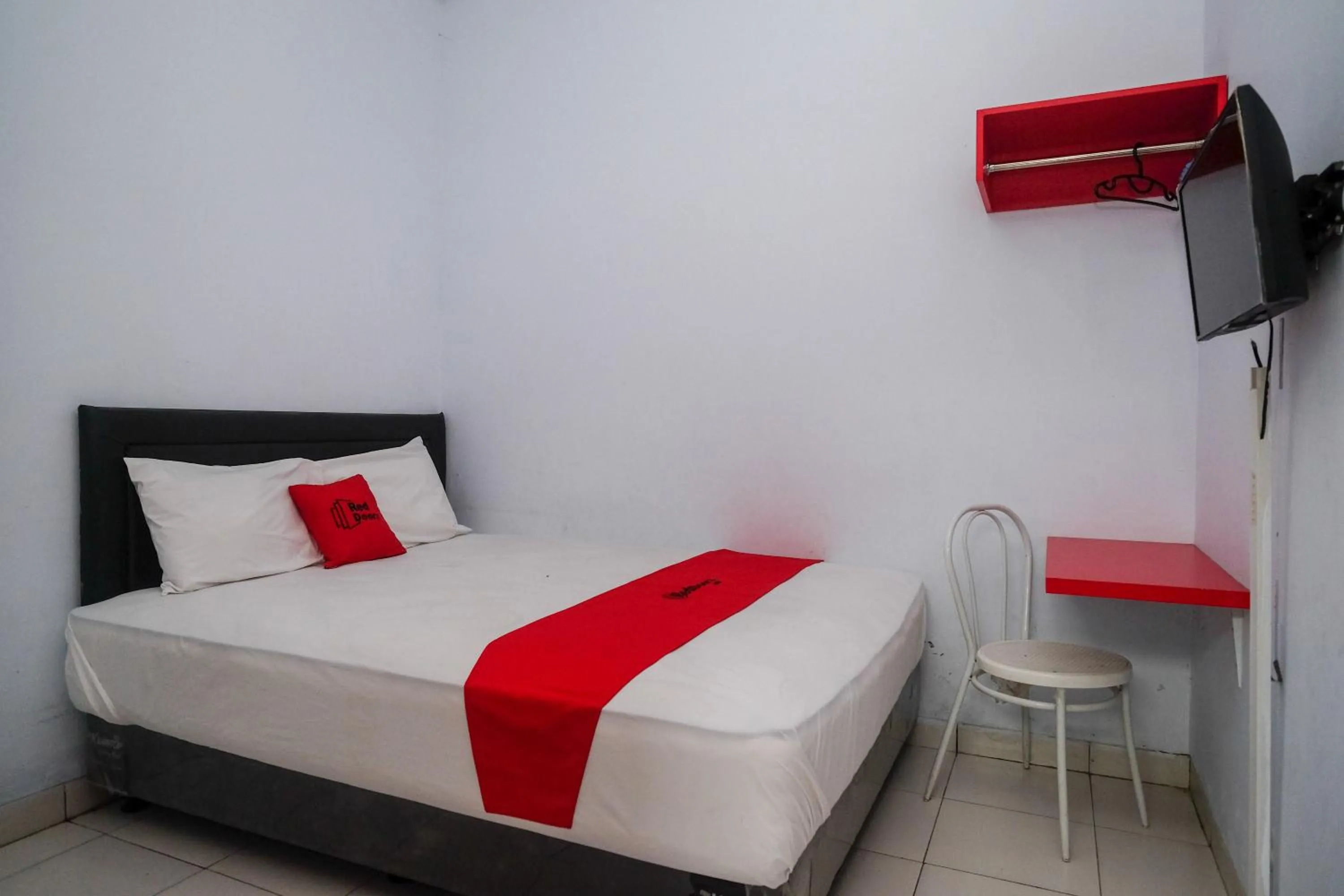 Photo of the whole room, Bed in RedDoorz at Lapangan Bandara Sam Ratulangi Manado