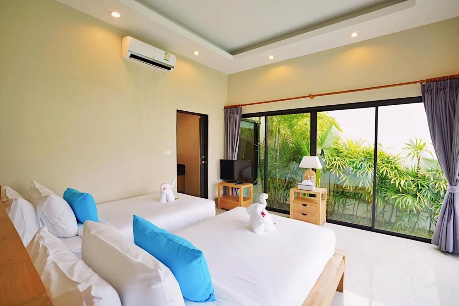 Photo of the whole room, Bed in Layantara Villas