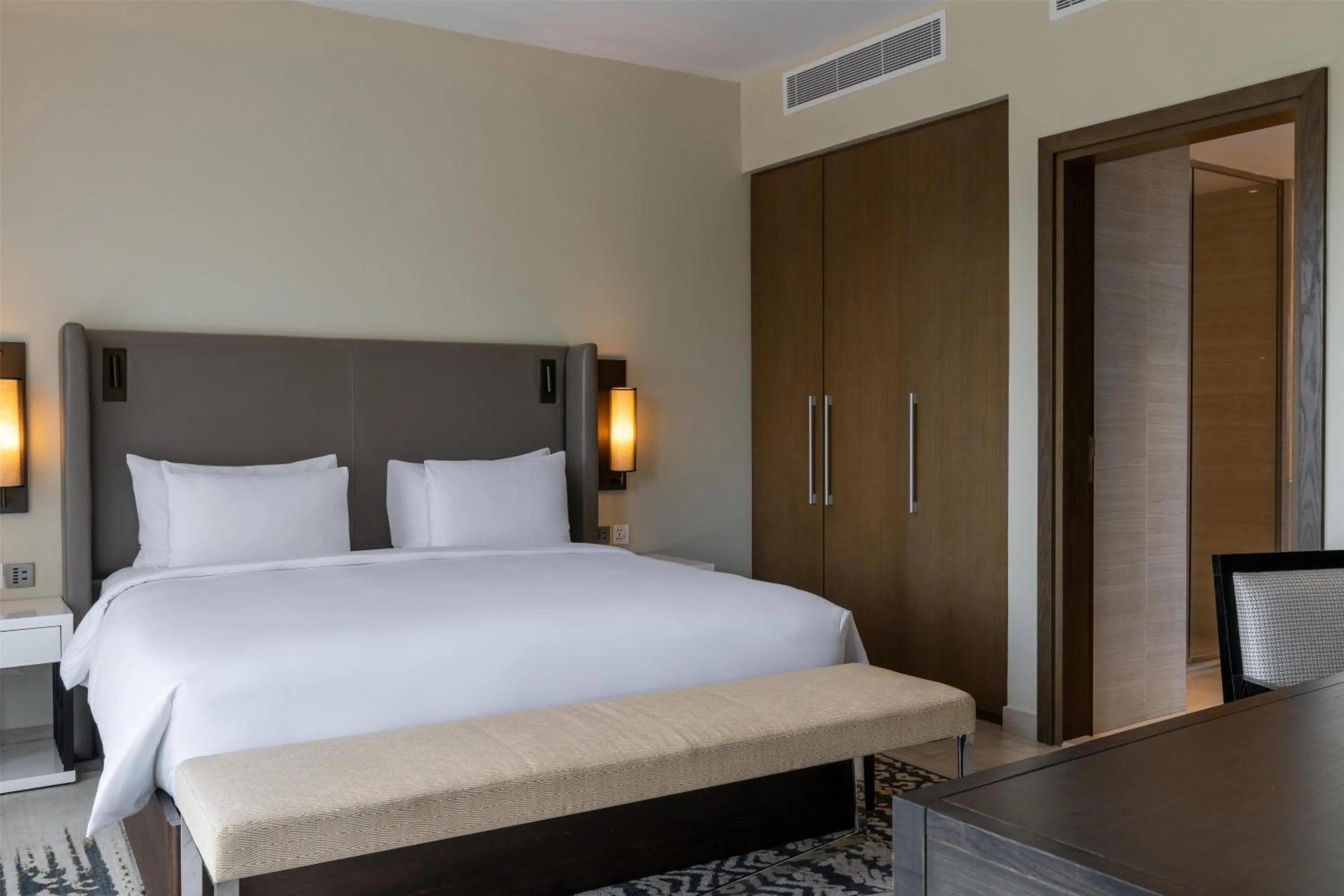 Photo of the whole room, Bed in Radisson Blu Hotel & Residence Nairobi Arboretum