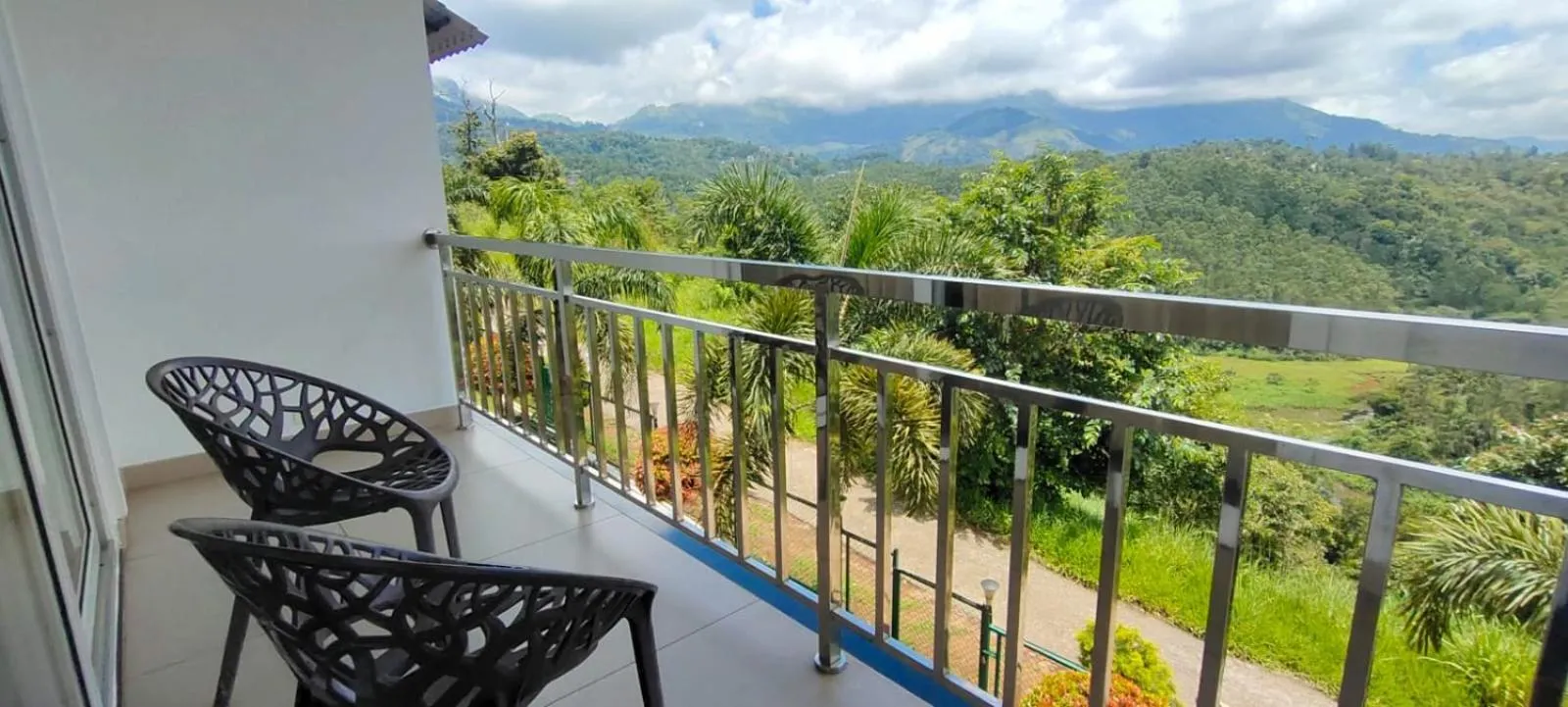 Day in The Lake View Munnar