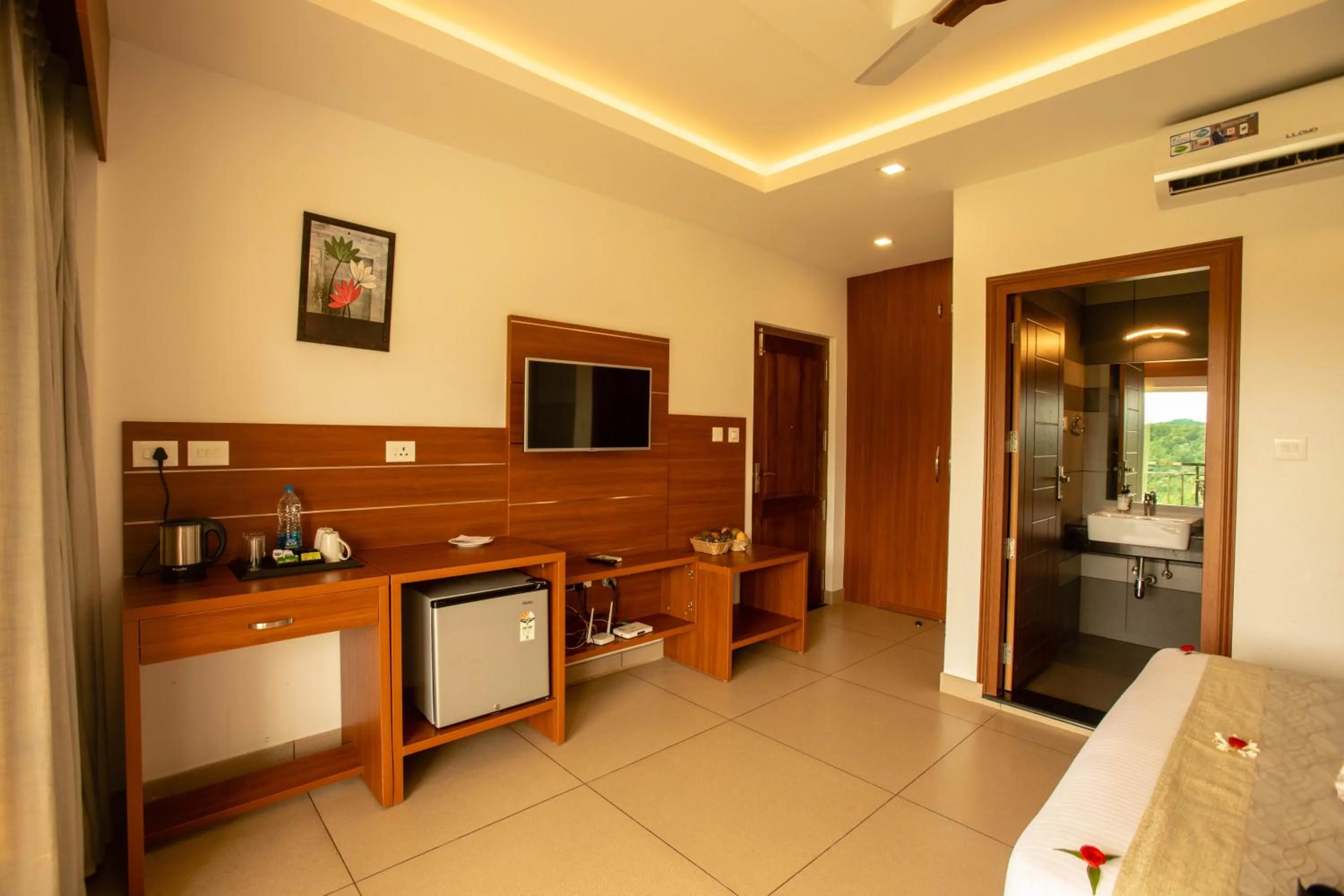 Communal lounge/ TV room in The Lake View Munnar