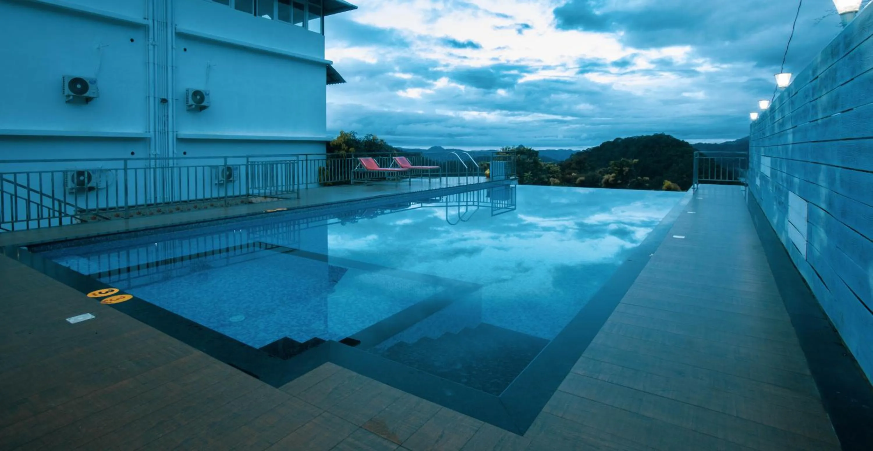 Swimming pool in The Lake View Munnar