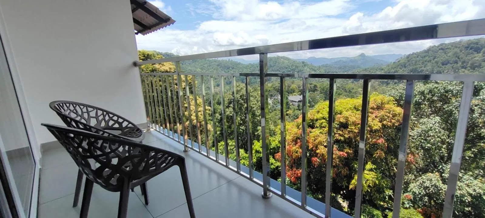 Balcony/Terrace in The Lake View Munnar