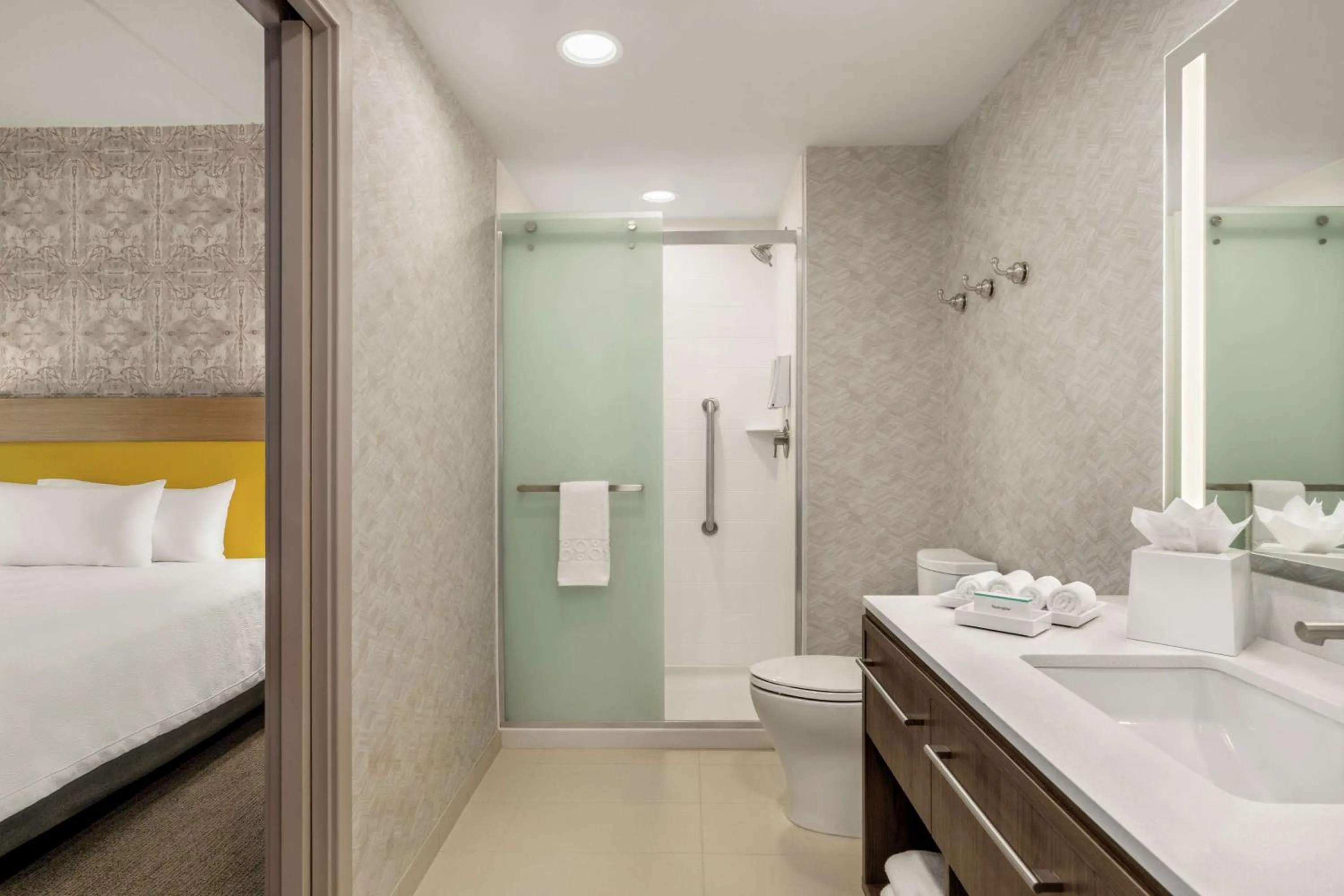 Bathroom, Bed in Home2 Suites By Hilton Glen Mills Chadds Ford