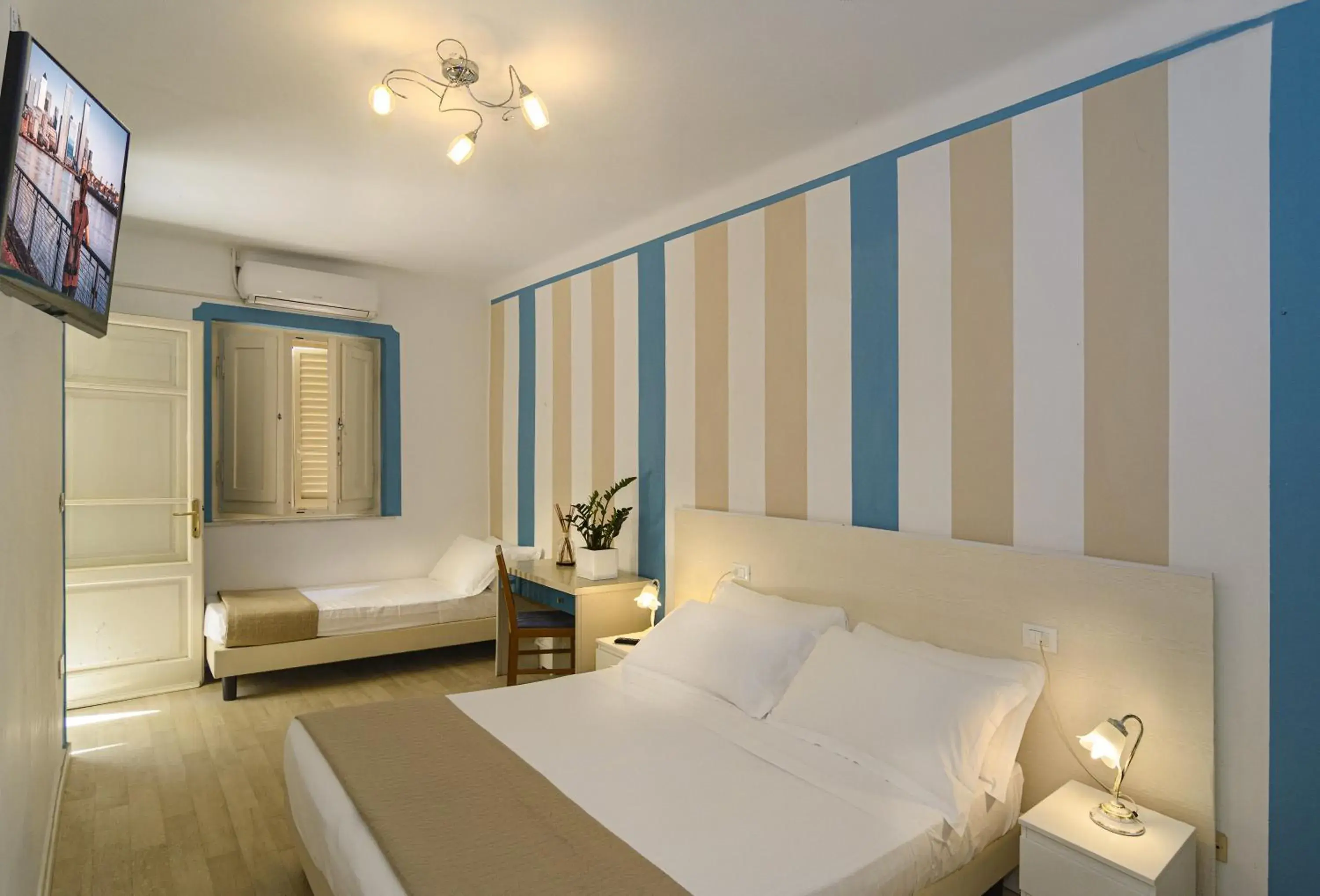 Standard Triple Room in Hotel Lungomare Standard Triple Room in Hotel Lungomare