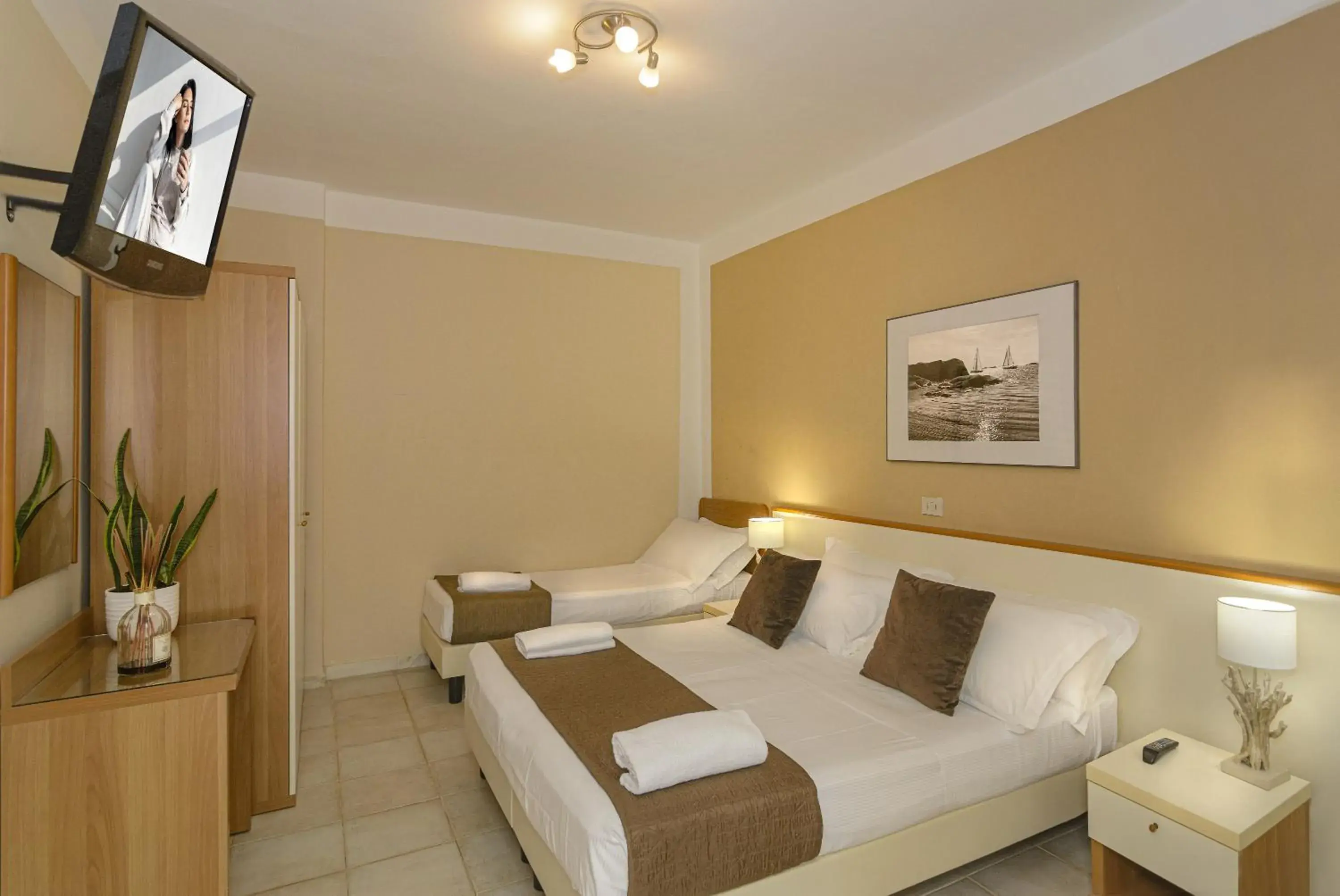 Standard Triple Room in Hotel Lungomare Standard Triple Room in Hotel Lungomare