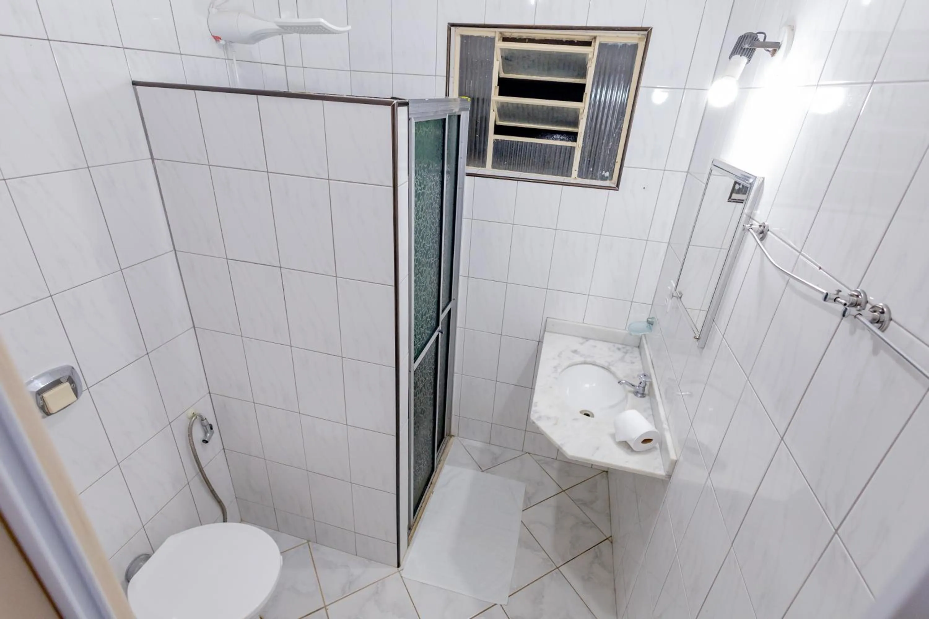 Shower in Grande Hotel Bragança