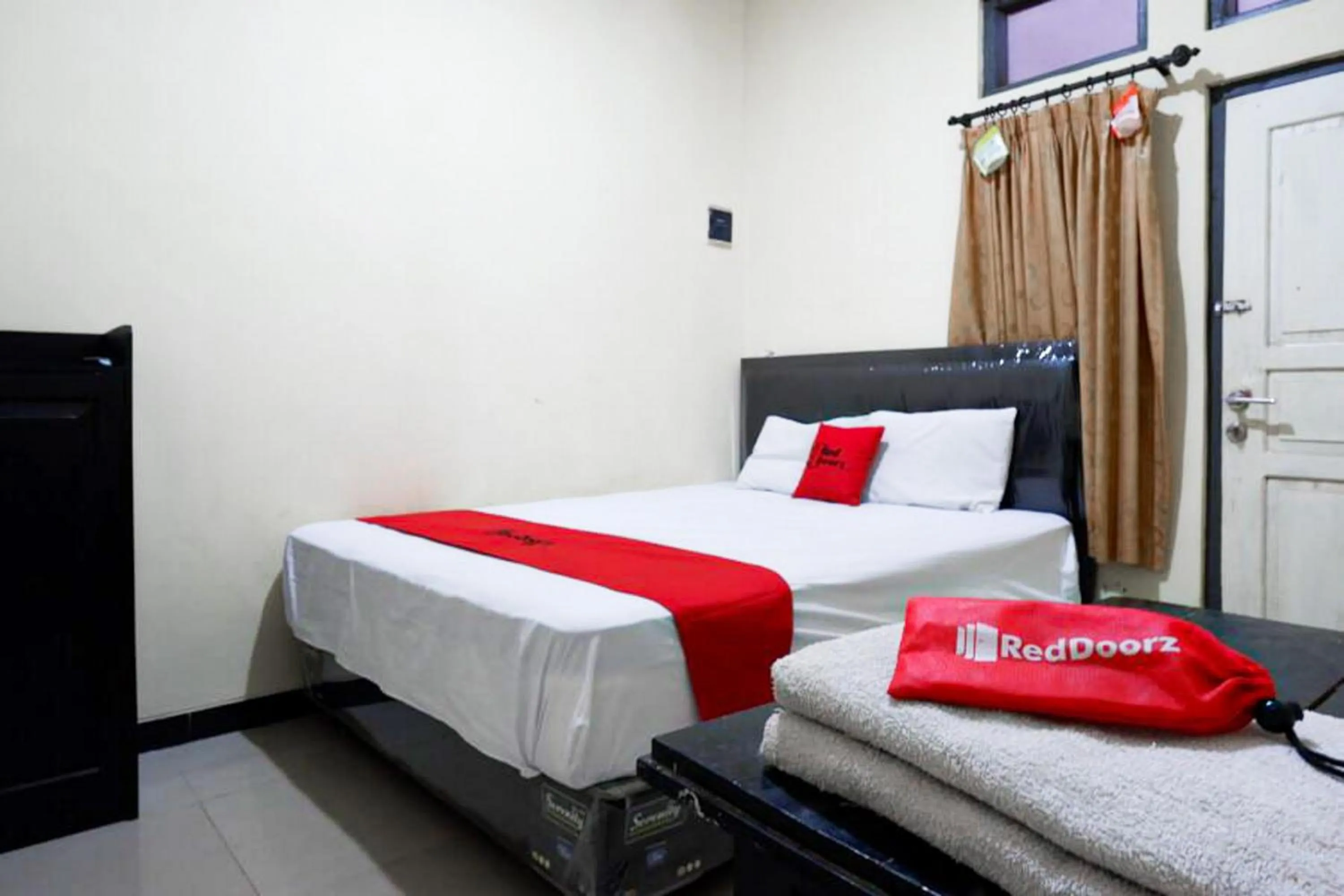 Bedroom, Bed in RedDoorz near GOR Wisanggeni